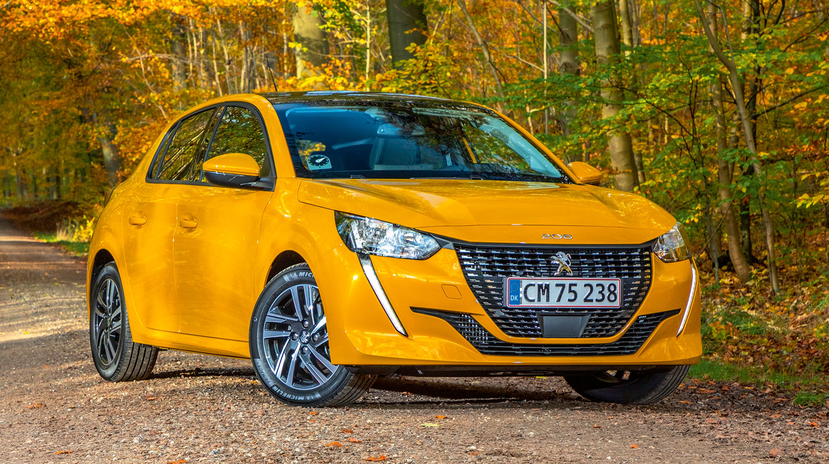 Den nye Peugeot 208 fastholder forgængerens grundlæggende form, men byder sig alligevel til med et markant fornyet ydre, hvor særligt fronten ser meget indbydende ud med de lodrette LED-kørelyslygter og den dekorerede køler.