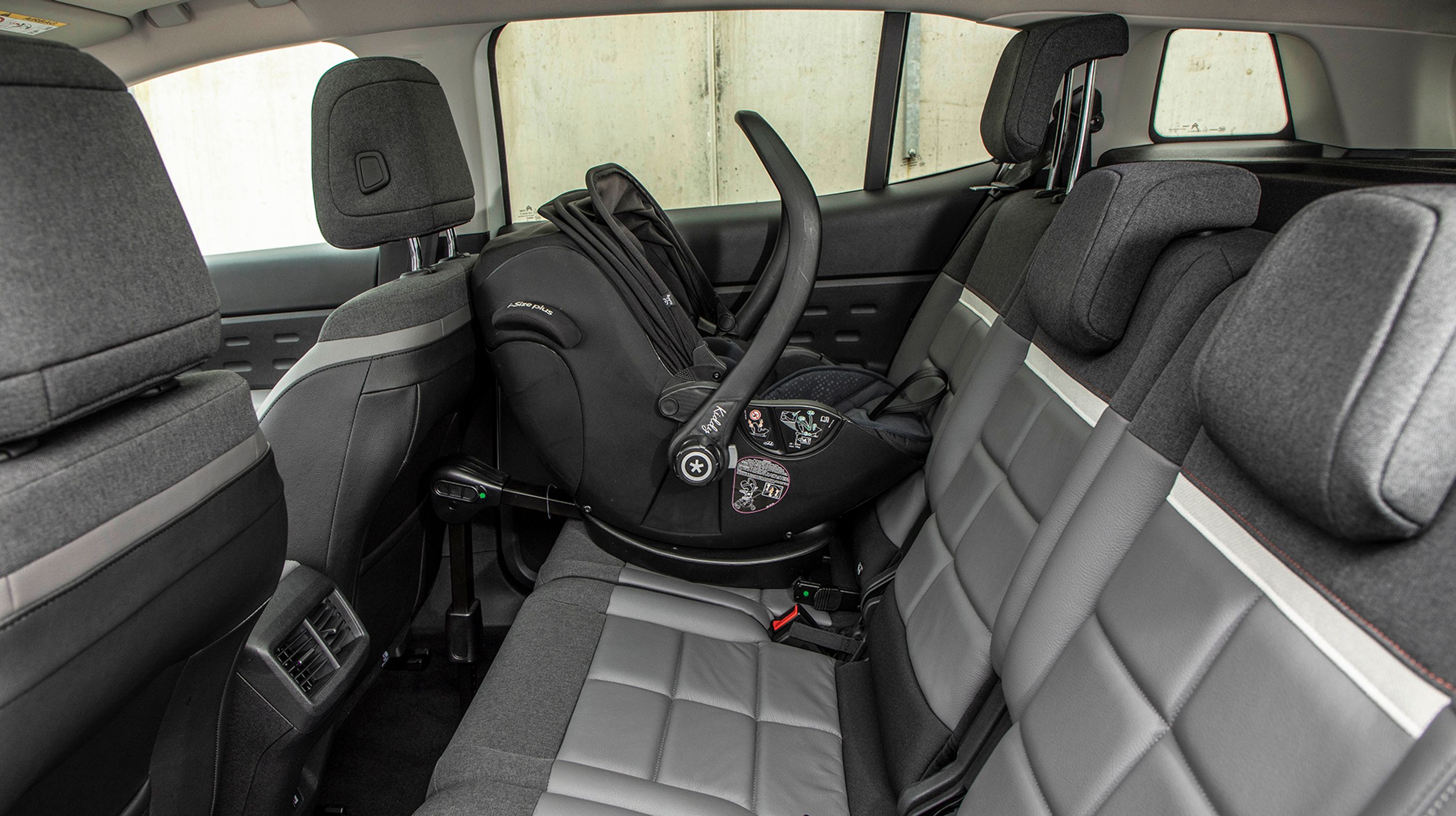 Bagsædet er opdelt i tre dele, der individuelt kan længdejusteres. Knæpladsen er kneben, men det går an at placere et bagudvendt barnesæde med isofix-beslag på yderpladsen.