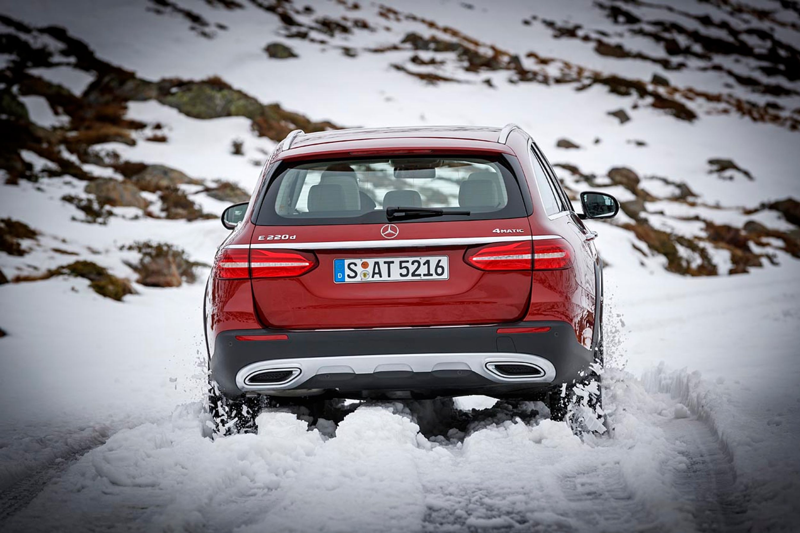 Bagfra er et stort plasticpanel med til at give bilen et udseende som en offroader.