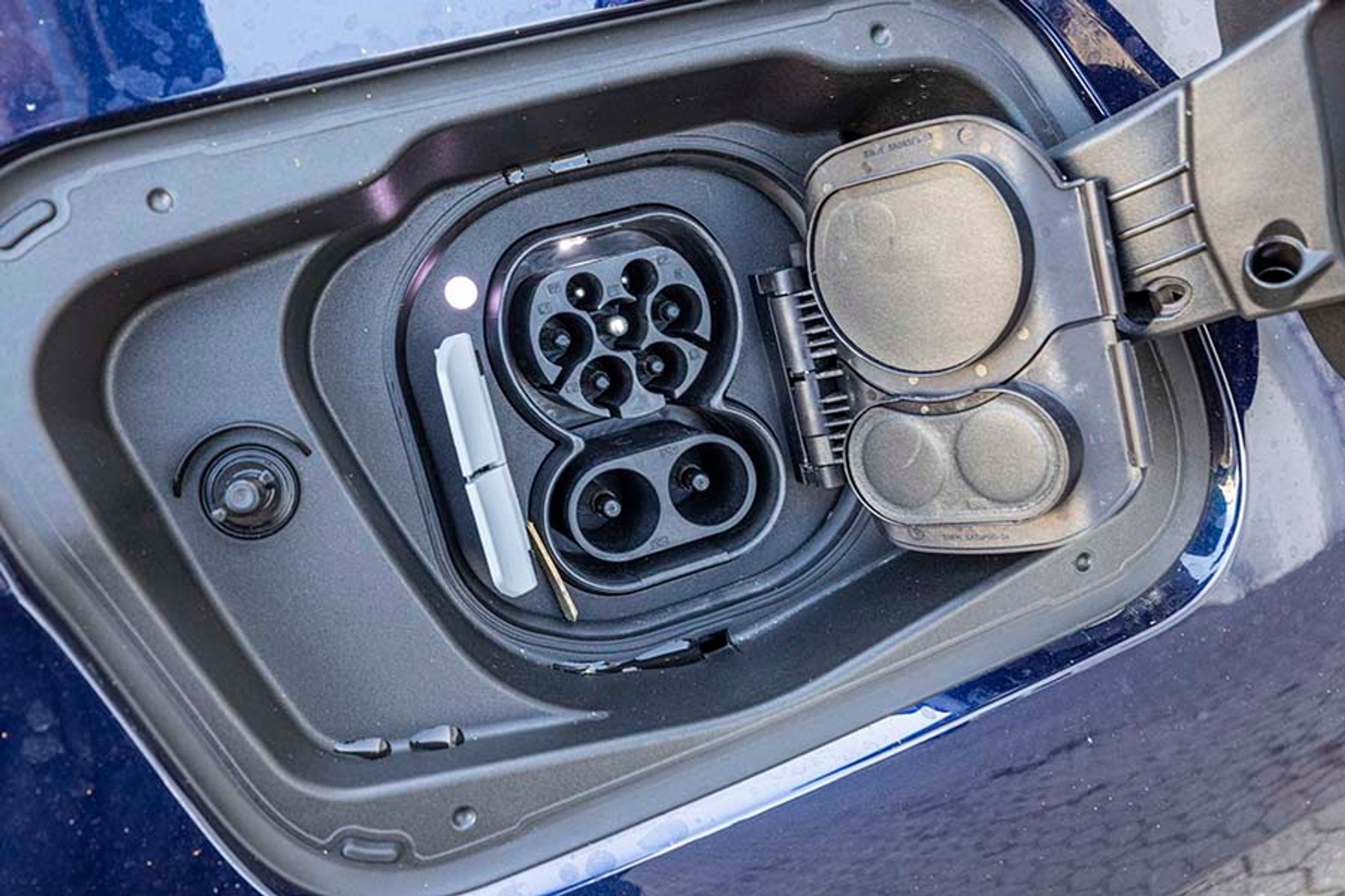 Lynladning skal kunne foregå med op til 200 kW i følge BMW, men det opnåede vi ikke under vores test. Reelt lader den dermed lidt langsommere i virkeligheden i forhold til konkurrenten Mercedes-EQ EQS.