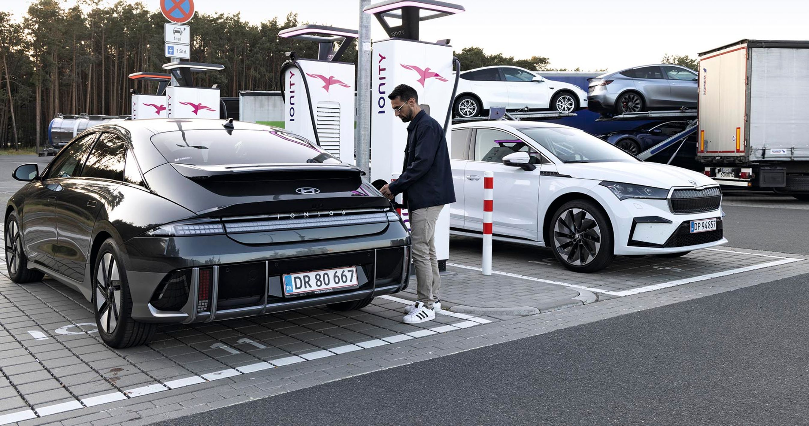 Hyundai Ioniq 6 og Skoda Enyaq holder og lader hos Ionity. 