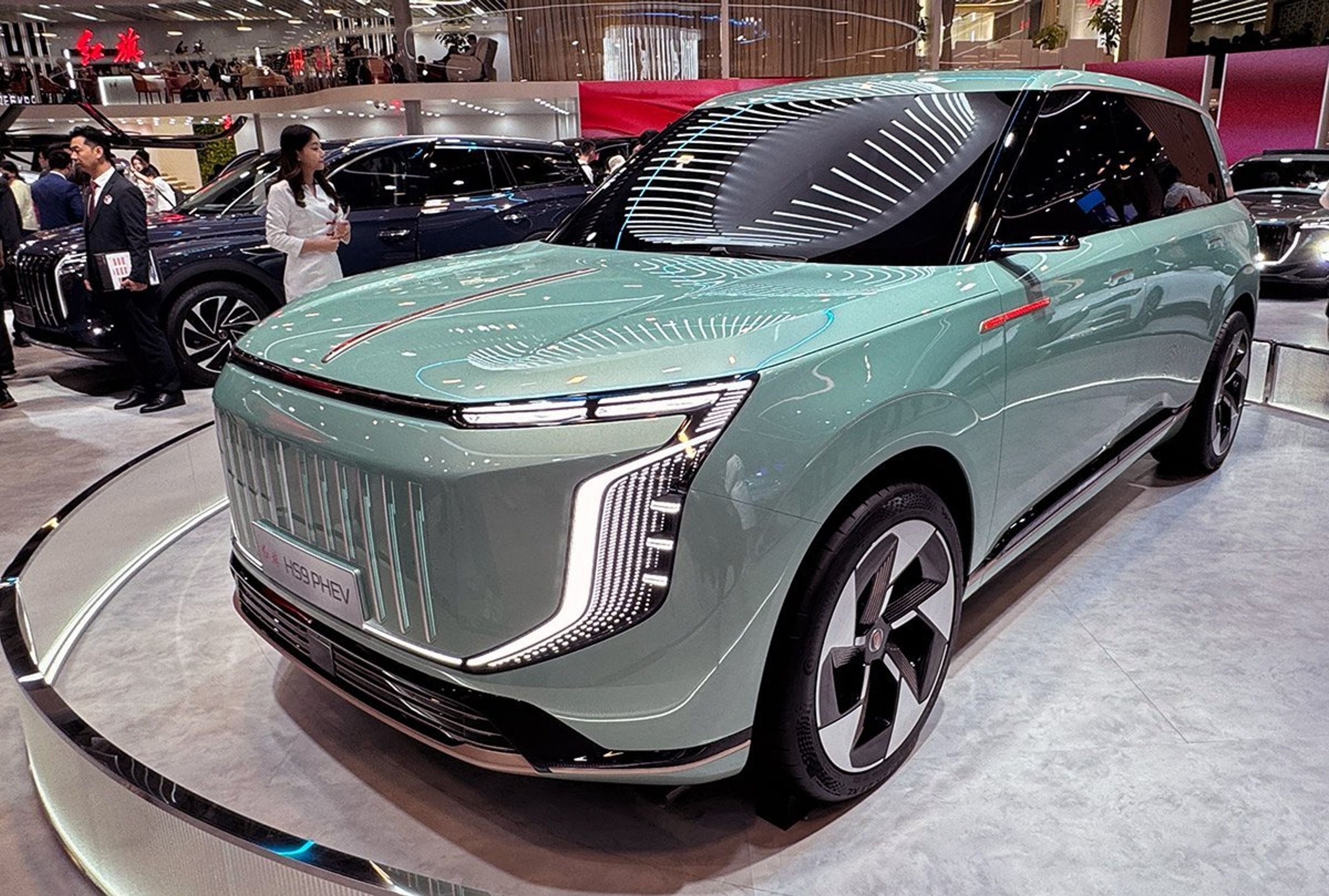 Lysegrøn Hongqi EHS9 skråt forfra.