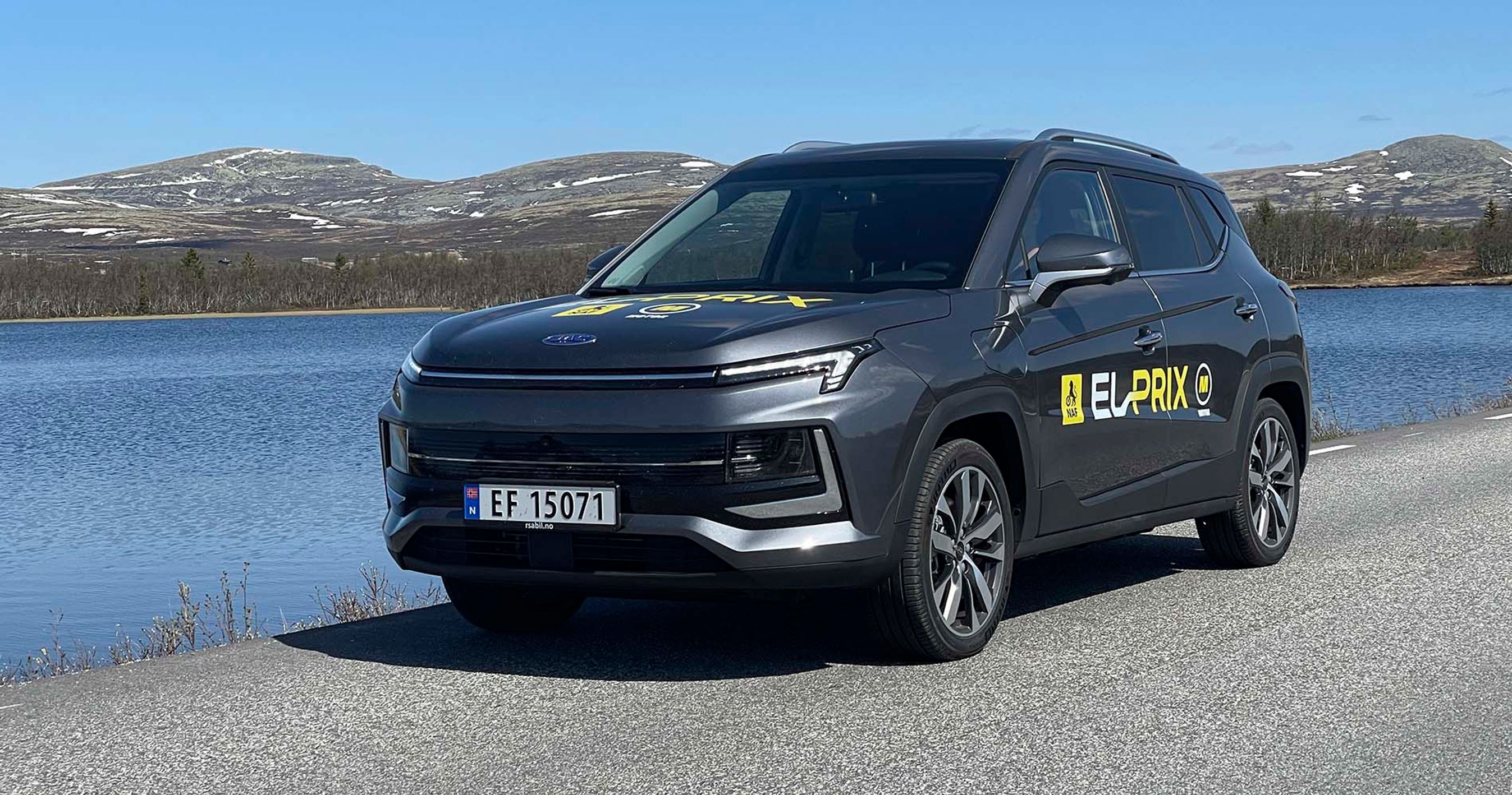 Elbilen JAC e-JS4 holder parkeret ved en norsk sø