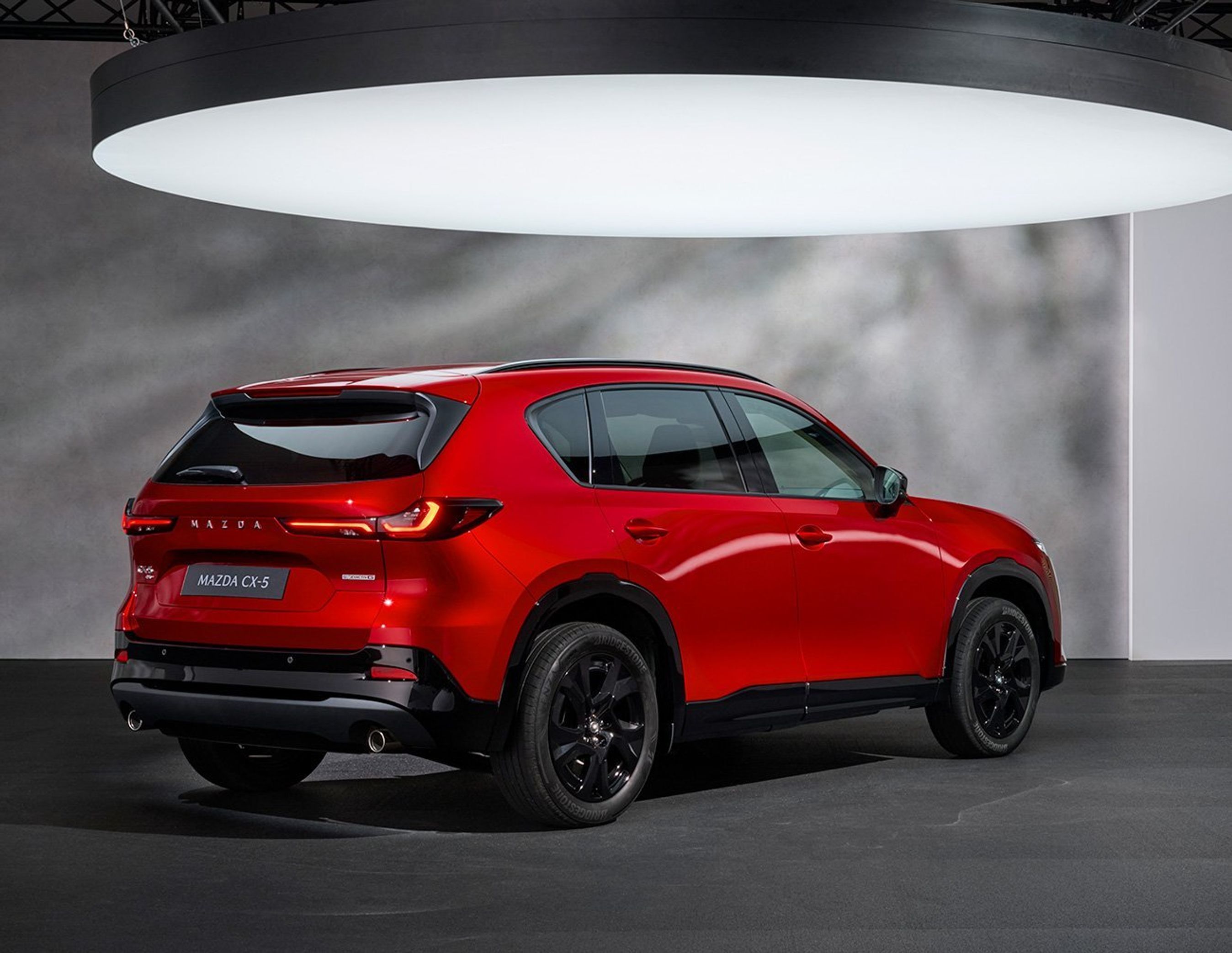 Rød Mazda CX-5 skråt bagfra.