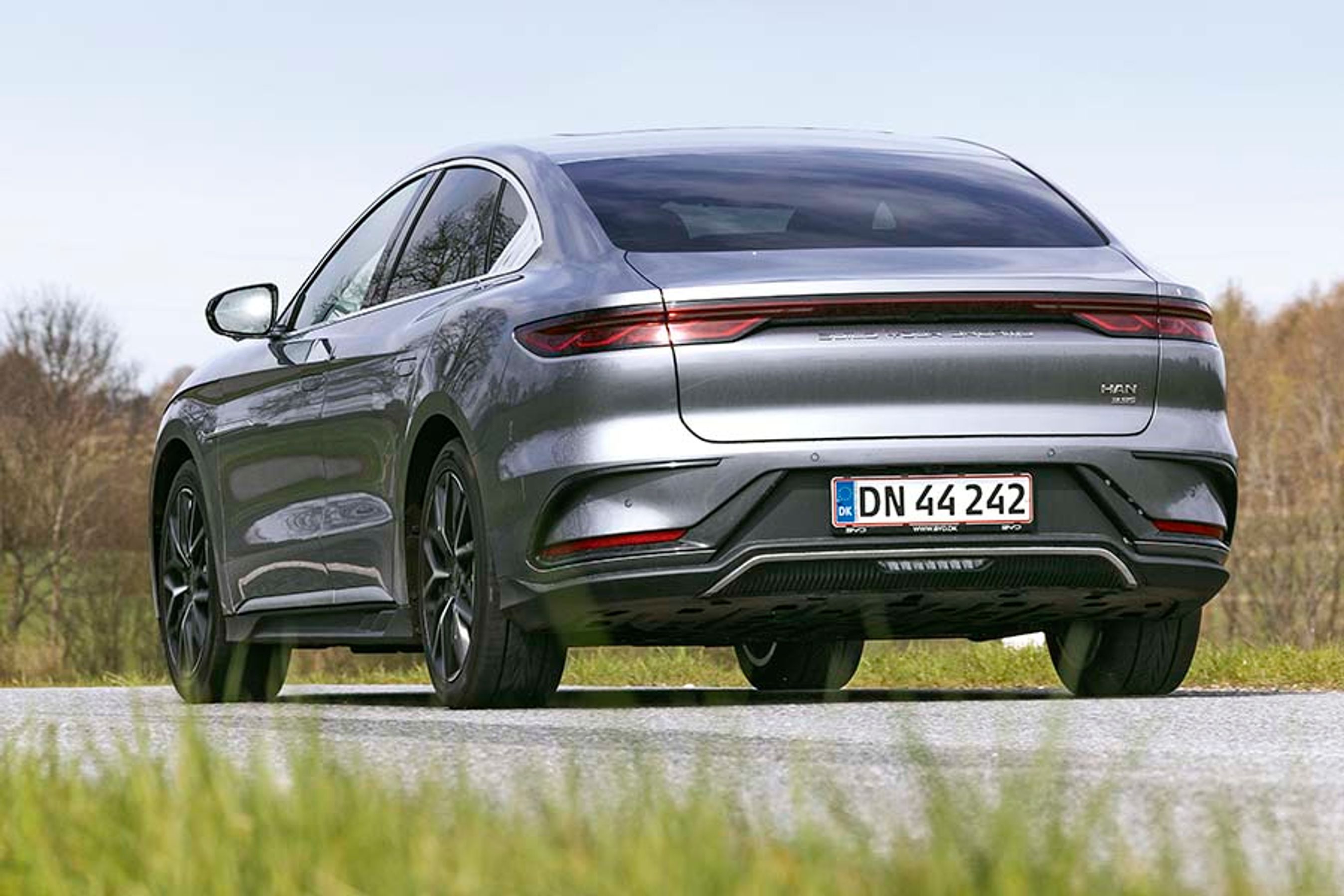 Elbilen BYD Han set bagfra, mens den kører på en landevej