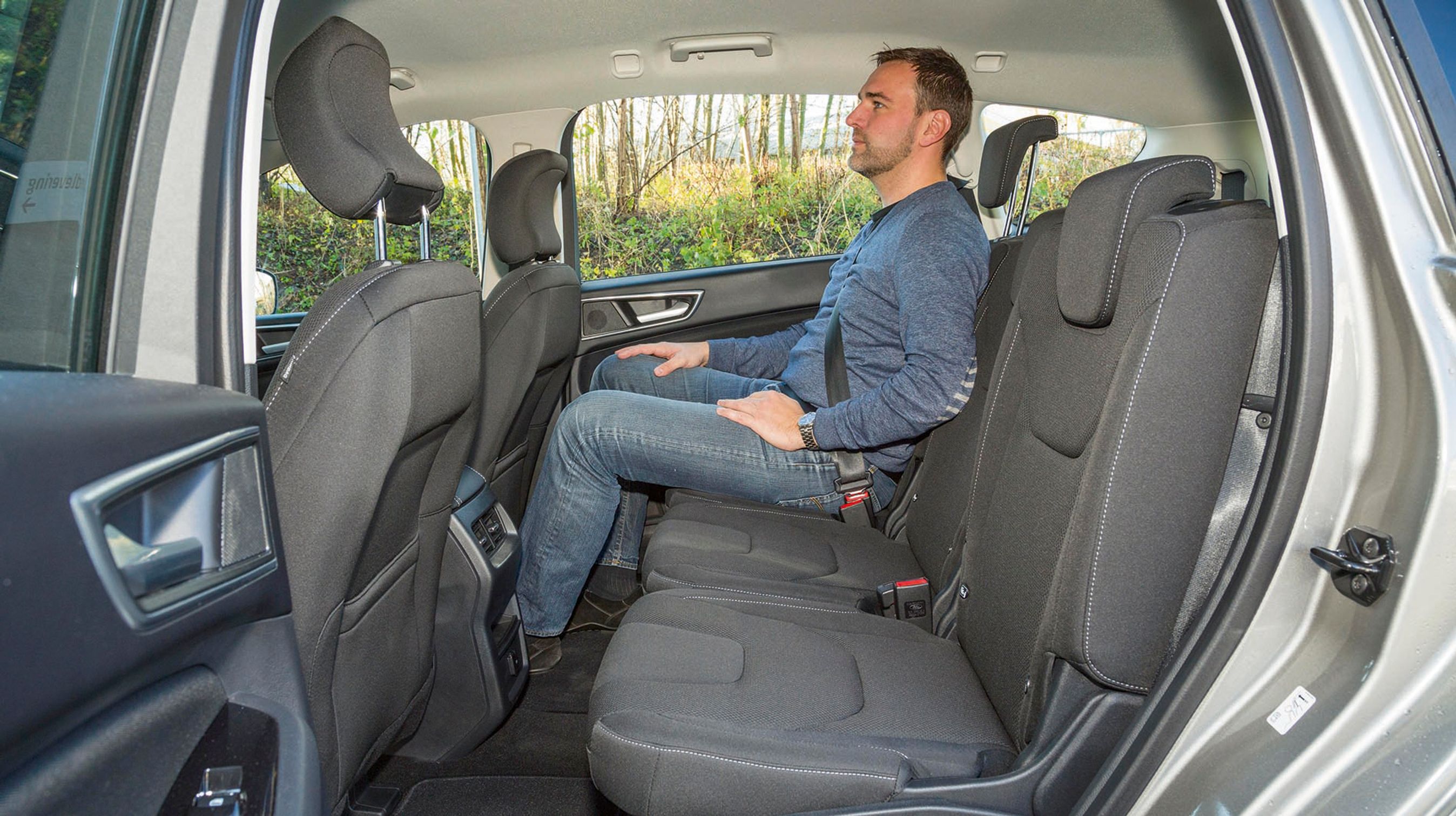 Plads og udsyn er fremragende fra bagsædet, som består af tre enkeltsæder – alle med isofixbeslag.