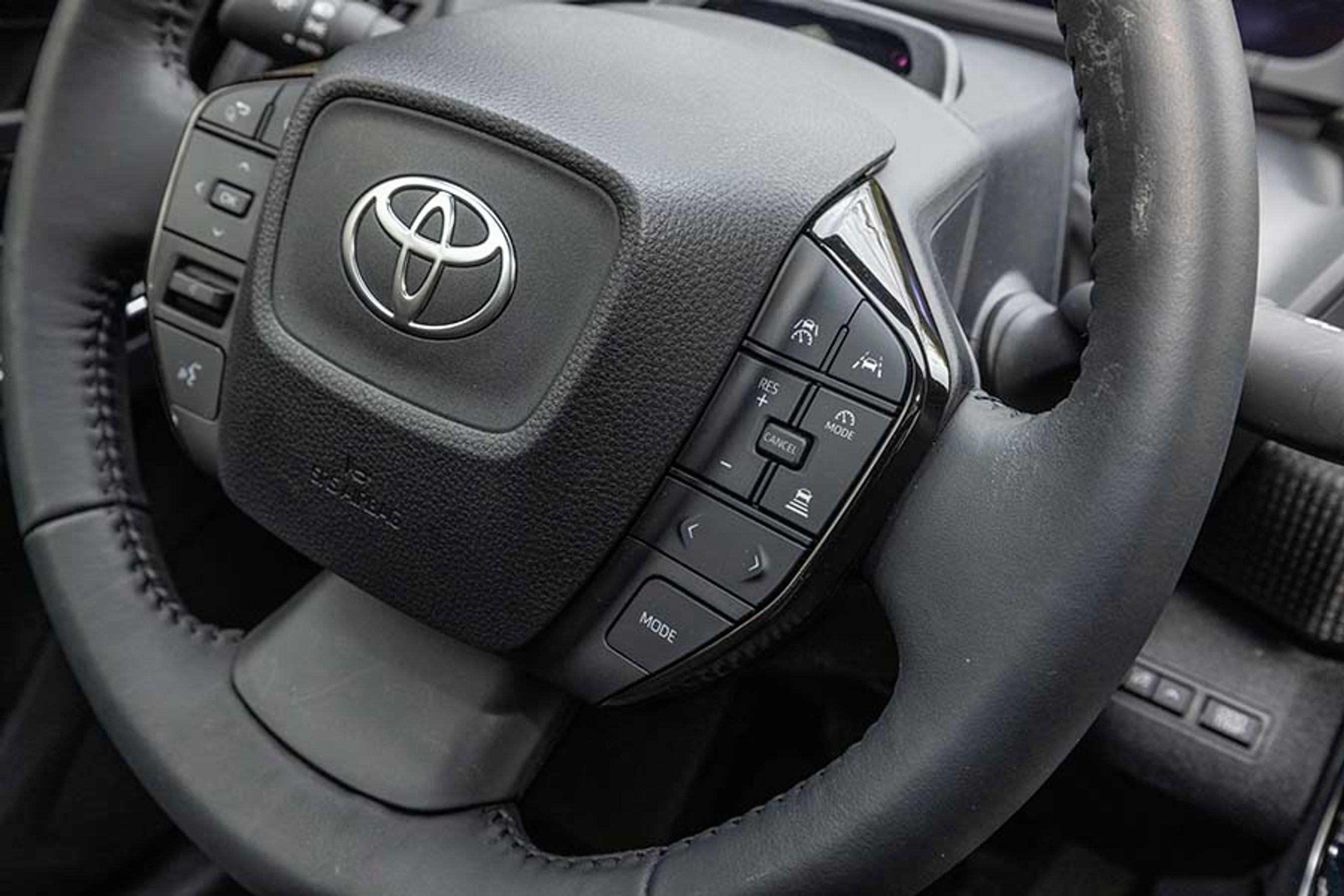 Ladelugen er placeret ved venstre forhjul. Der er et dæksel foran begge stik og kontrollys ovenfor. Hjemme kan bilen lade med tre faser og 11 kW, og på farten kan man DC-lade med op til 150 kW.