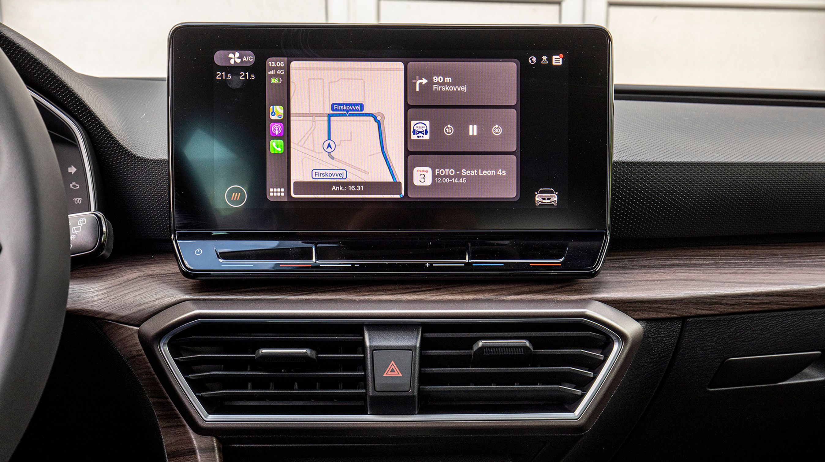 Apple CarPlay (billedet) kan benyttes uden kabel, da det fungerer trådløst. På den måde kan man betjene mange funktioner trygt og sikkert uden at slippe hænderne fra rattet.