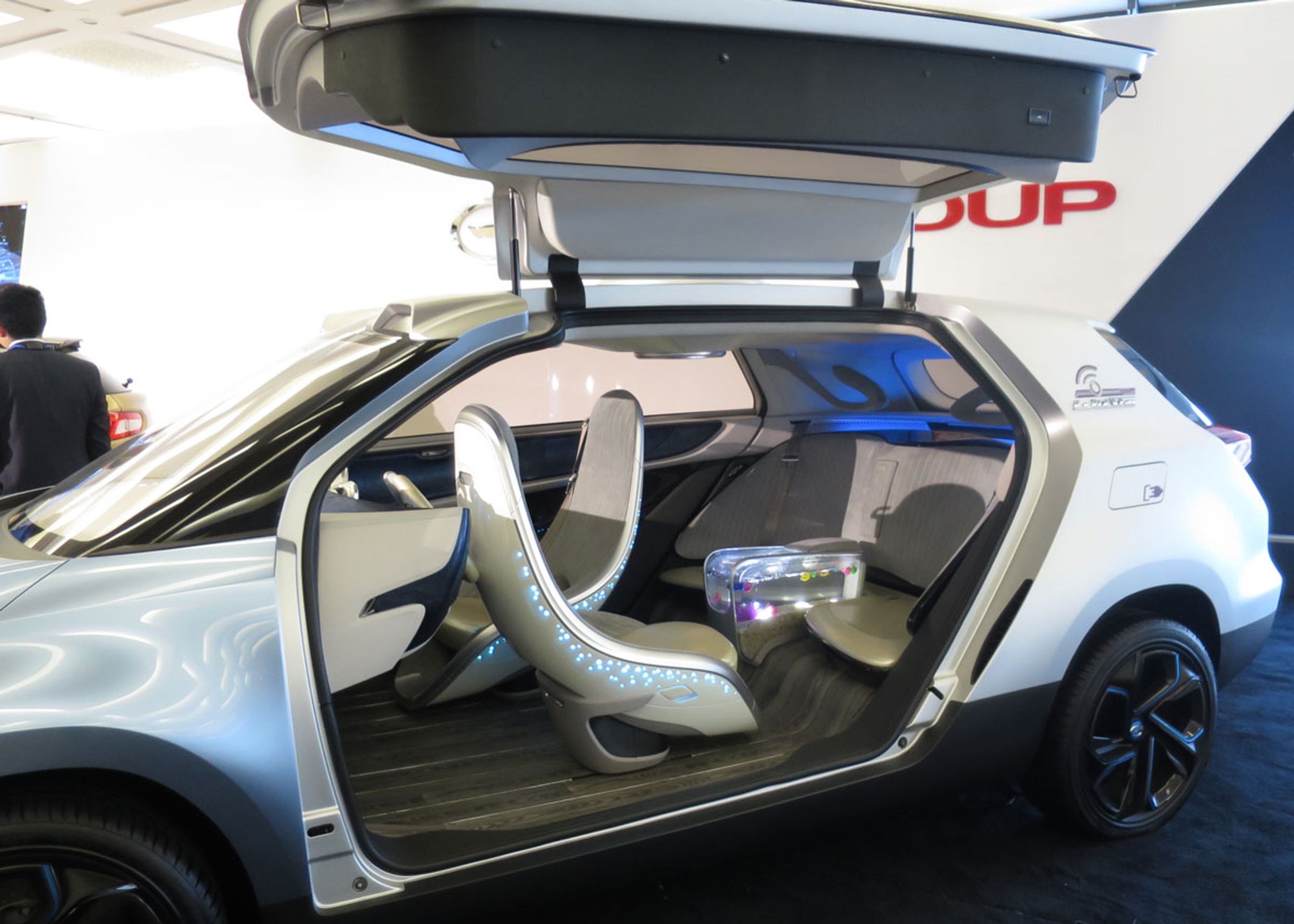 Wit Star fra GAC har mågevingedøre og så som noget særlig kurisøt: akvarium. Fotos: Bo Christian Koch