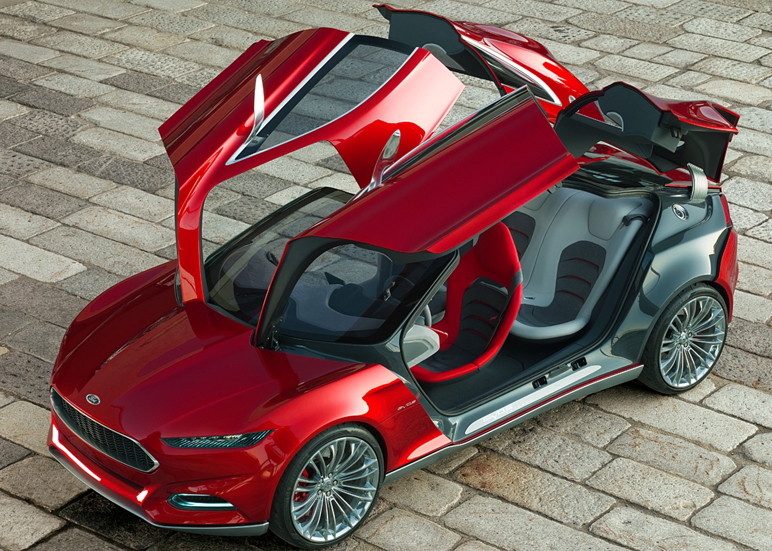 Døren er på denne udgave er hængslet i taget. Den løsning kommer vi definitivt ikke til at se i virkeligheden.