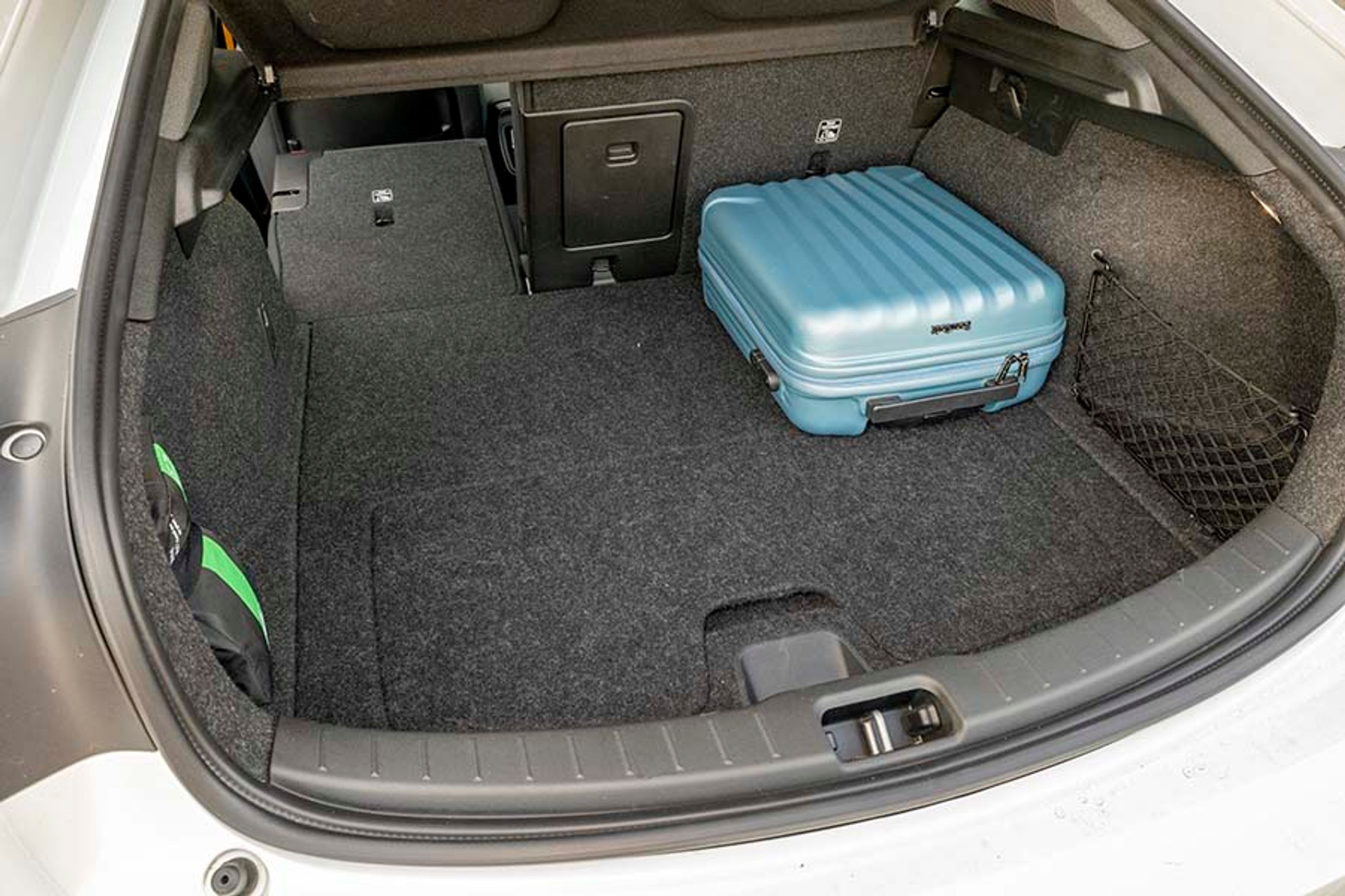 Bagagerummet er målt i liter (405) ikke blandt de største, men det er regulært i formen og let tilgængeligt via den store tophængslede bagklap.