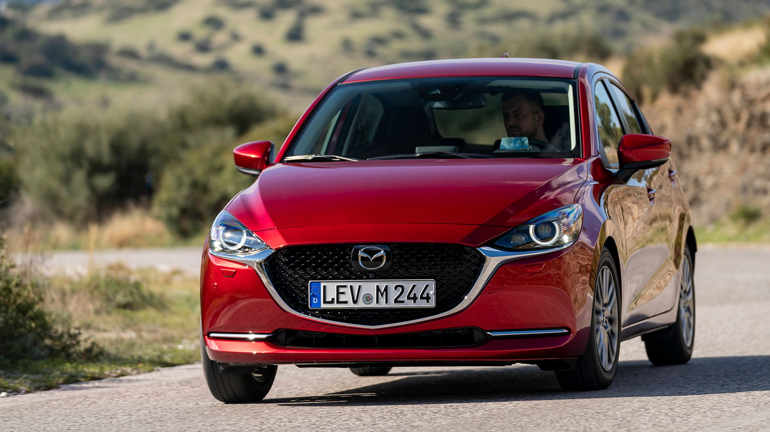 Mazda 2 har ved faceliftet fået en ny grill uden de tidligere tværgående ribber.