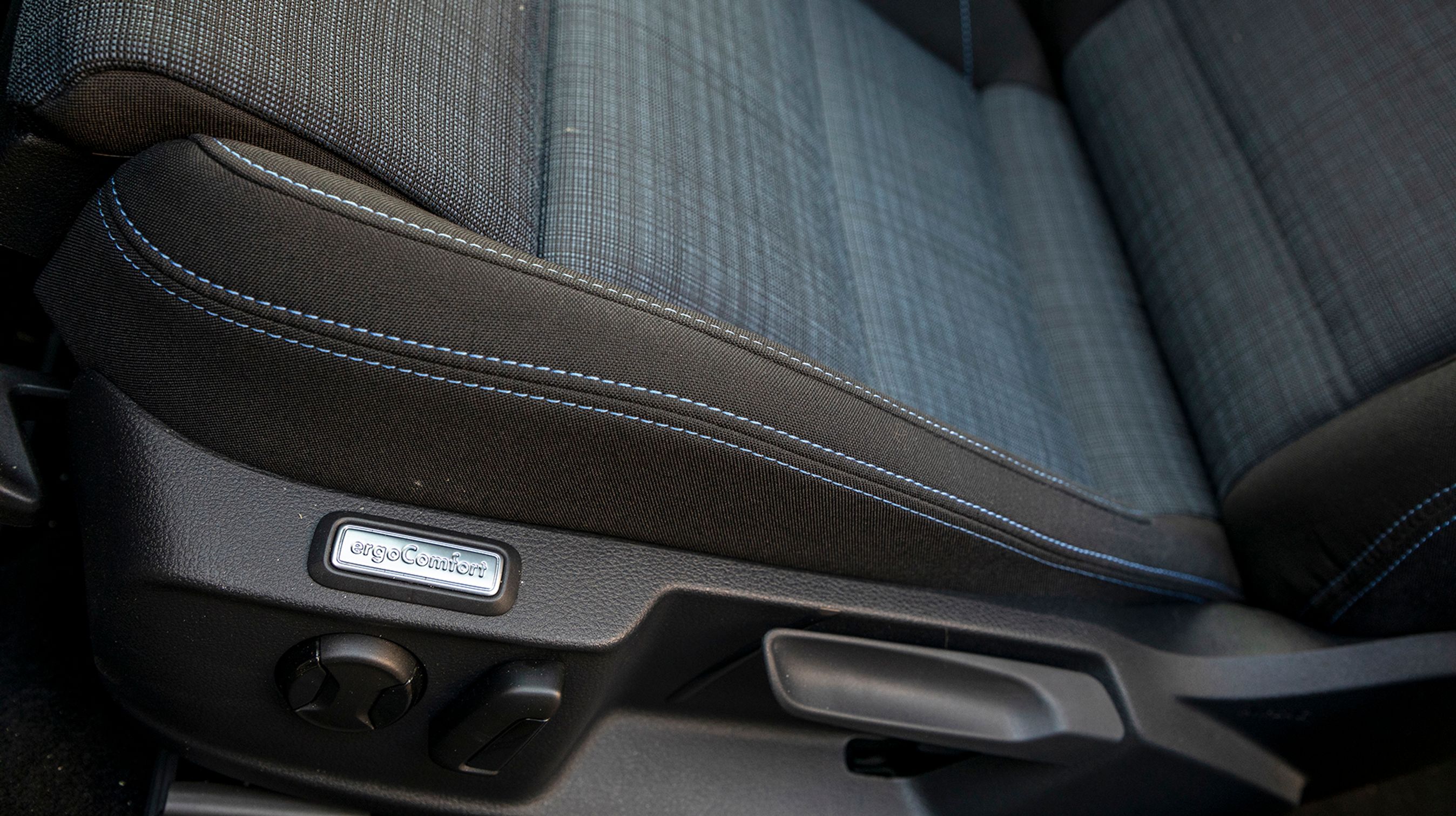 Sæderne er dejlige at sidde i, og både ryglænets hældning og den indbyggede lændestøtte kan justeres elektrisk.