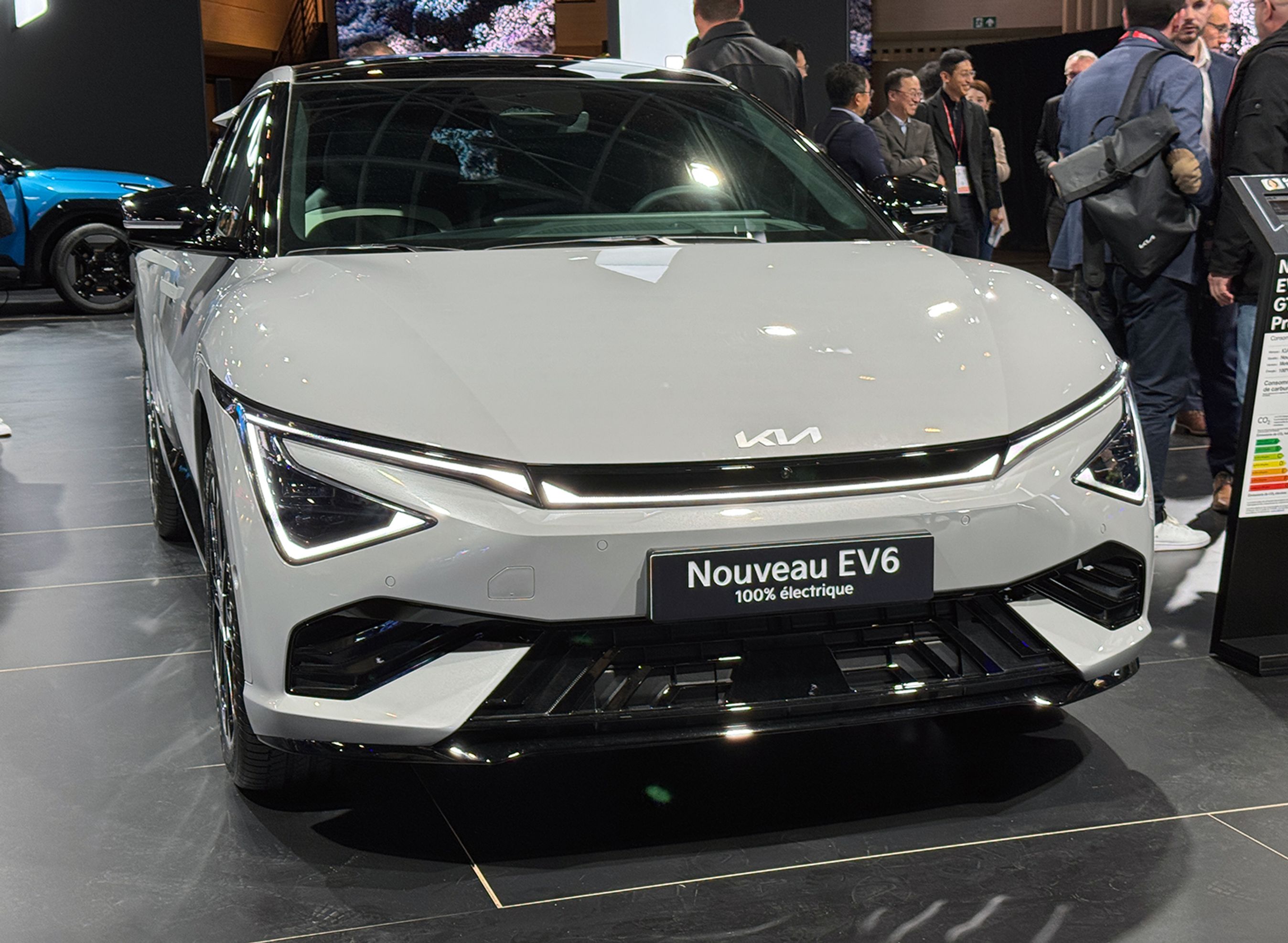 Kia EV6 vises i en faceliftet udgave, hvor der både er sket noget kosmetisk og noget teknisk. Bl.a. er batteriet blevet større.