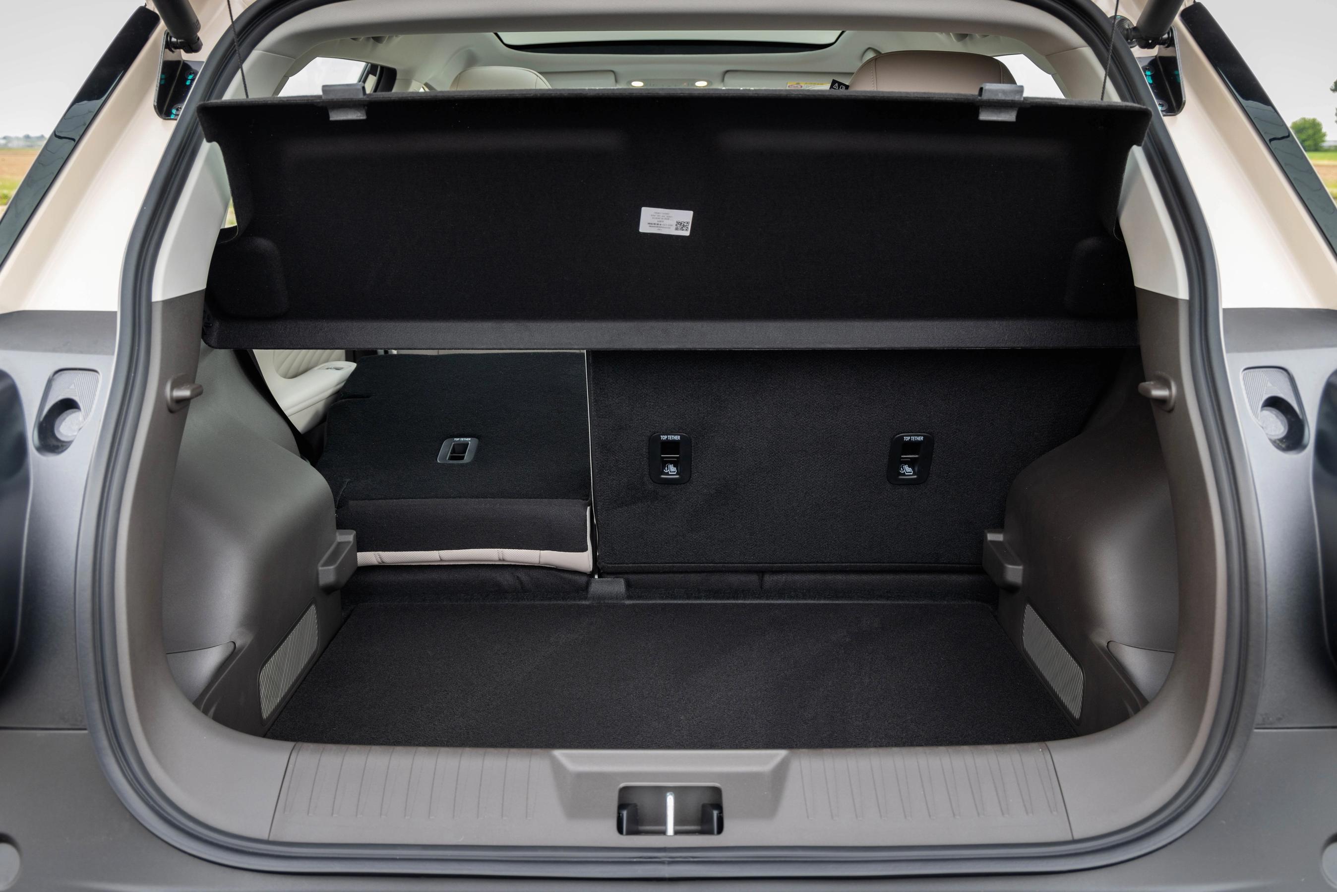 Bagagerummet i en Aion UT hvor det ene bagsæderyglæn er lagt ned.