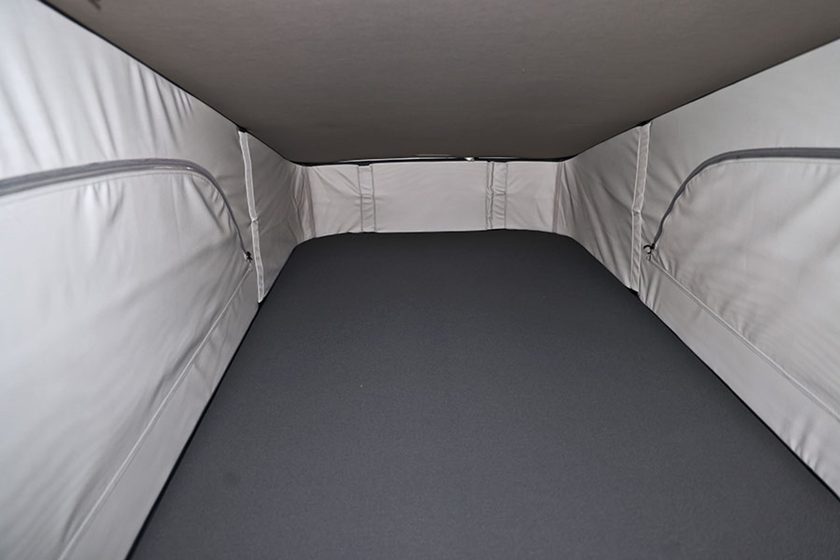 Madrassen foroven måler 205x114 cm, og man kan åbne sideruderne, der er forsynet med myggenet.