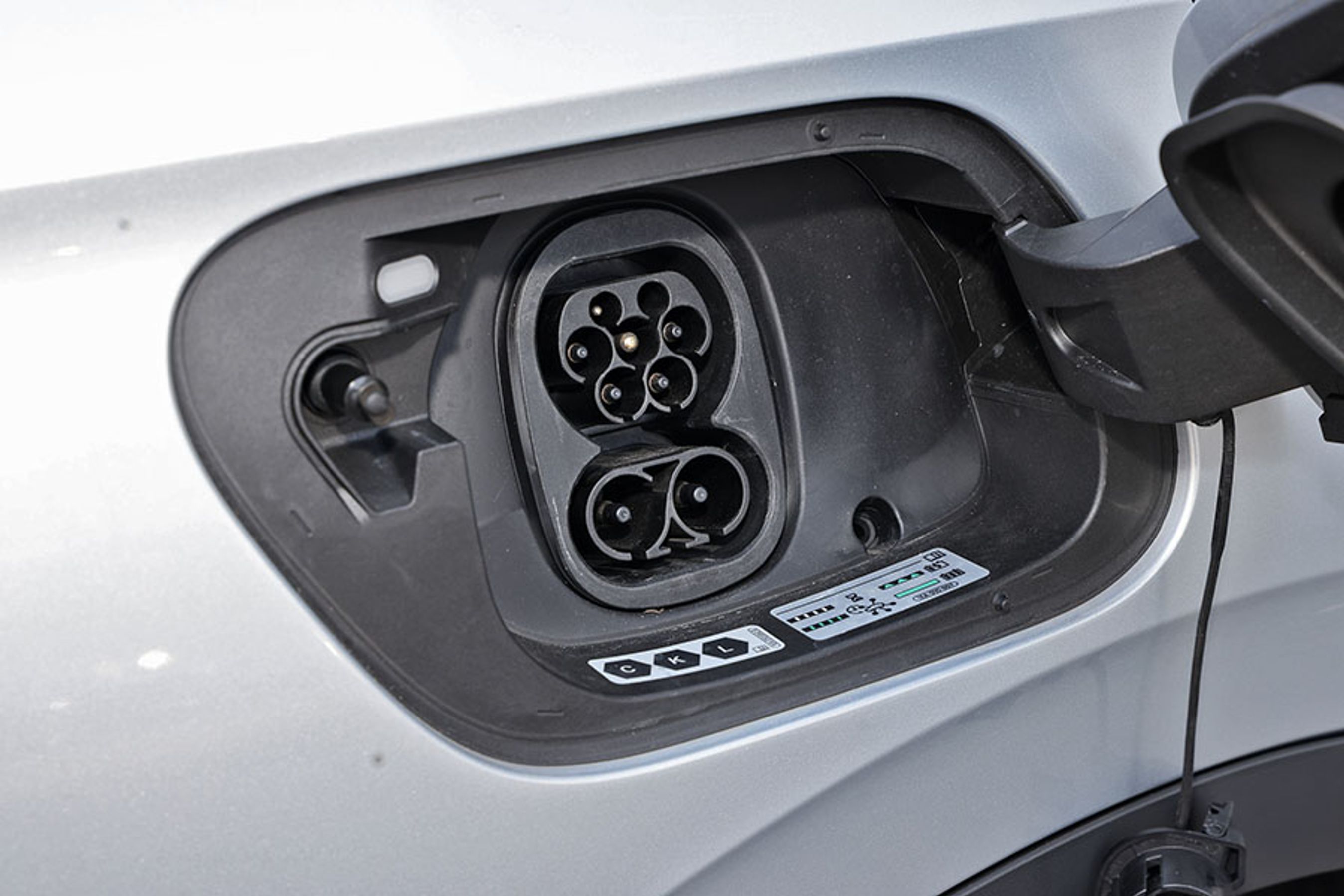 Ladestikket er placeret ved højre baghjul. På farten kan bilen oplades med op til 175 kW, og hjemme kan man lade med tre faser og 11 kW.