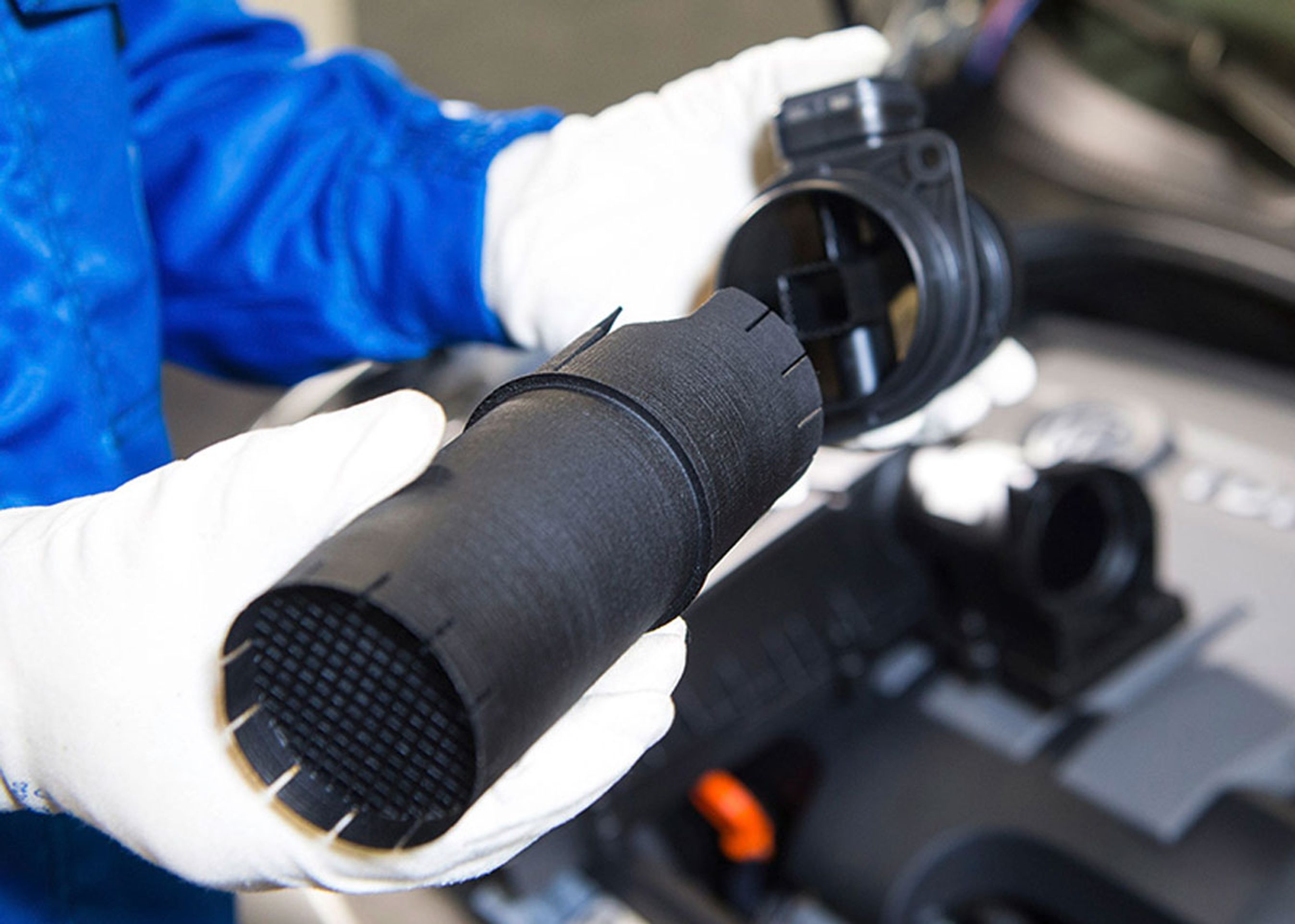 Plastrøret indsættes ved indsugningsluften til motoren. Fotos: Volkswagen