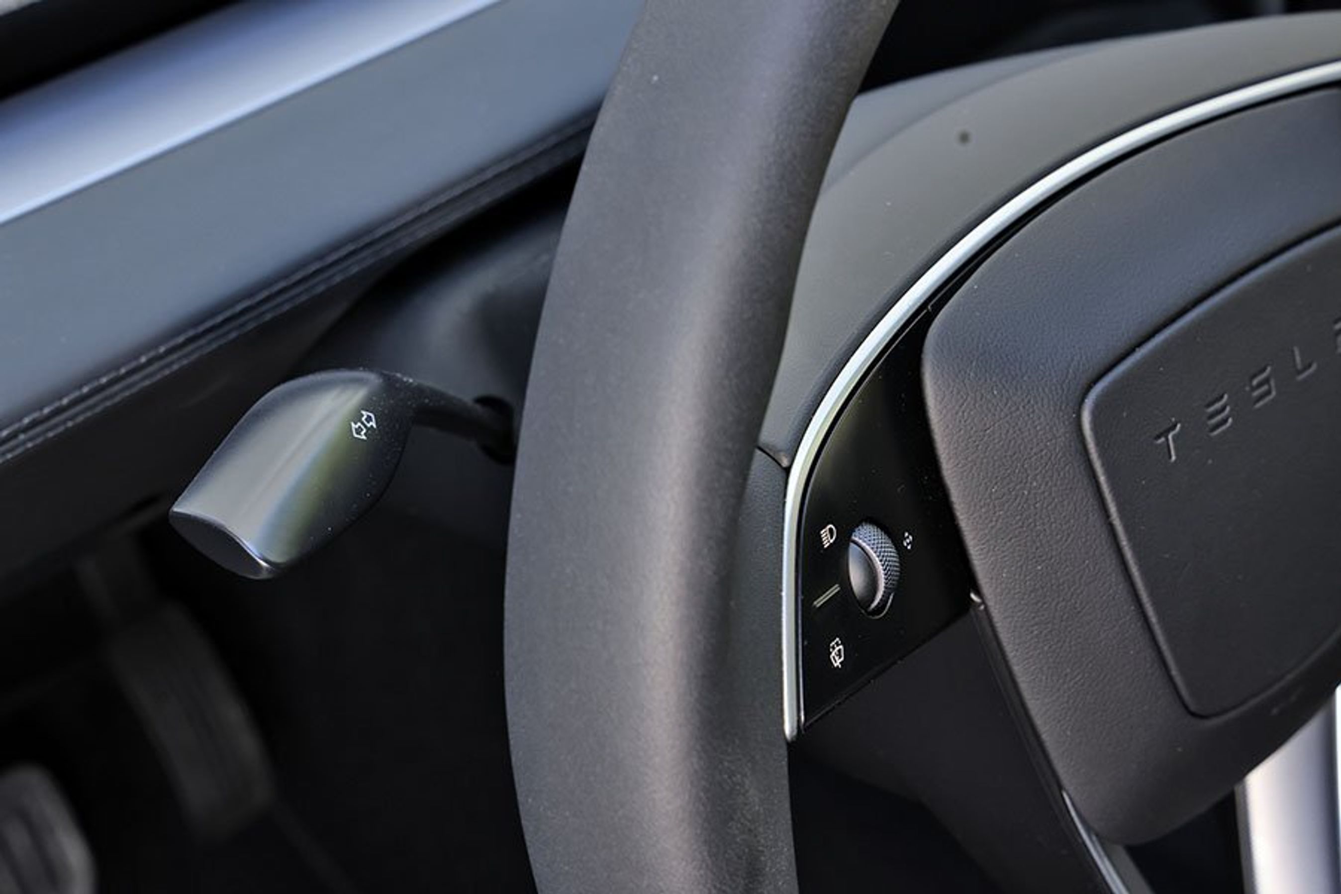 Blinkerarm bag rattet på en Tesla Model Y