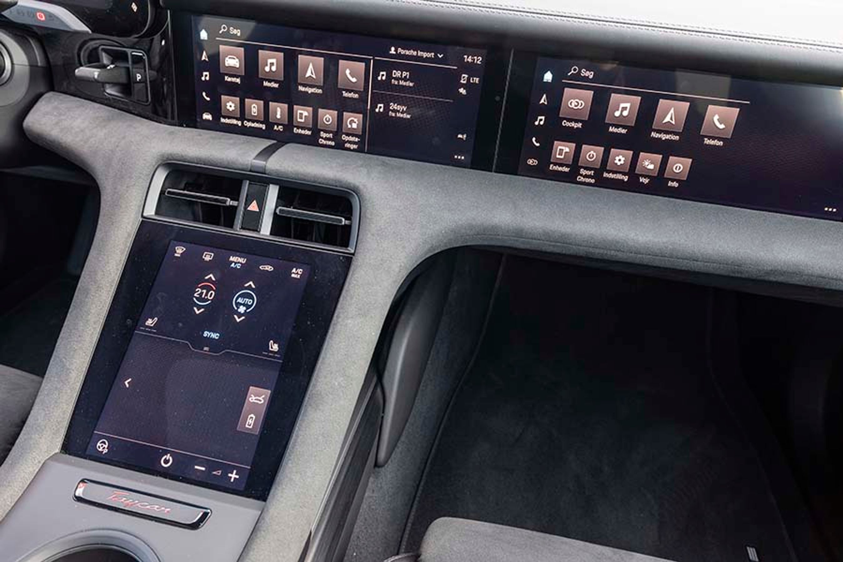 Hele tre skærme? Passagerskærmen er ekstraudstyr, men det virker lidt overkill med så mange skærme. Men det giver mulighed for, at chaufføren har sin visning i midten, samtidig med at passageren roder med bilens mange funktioner.