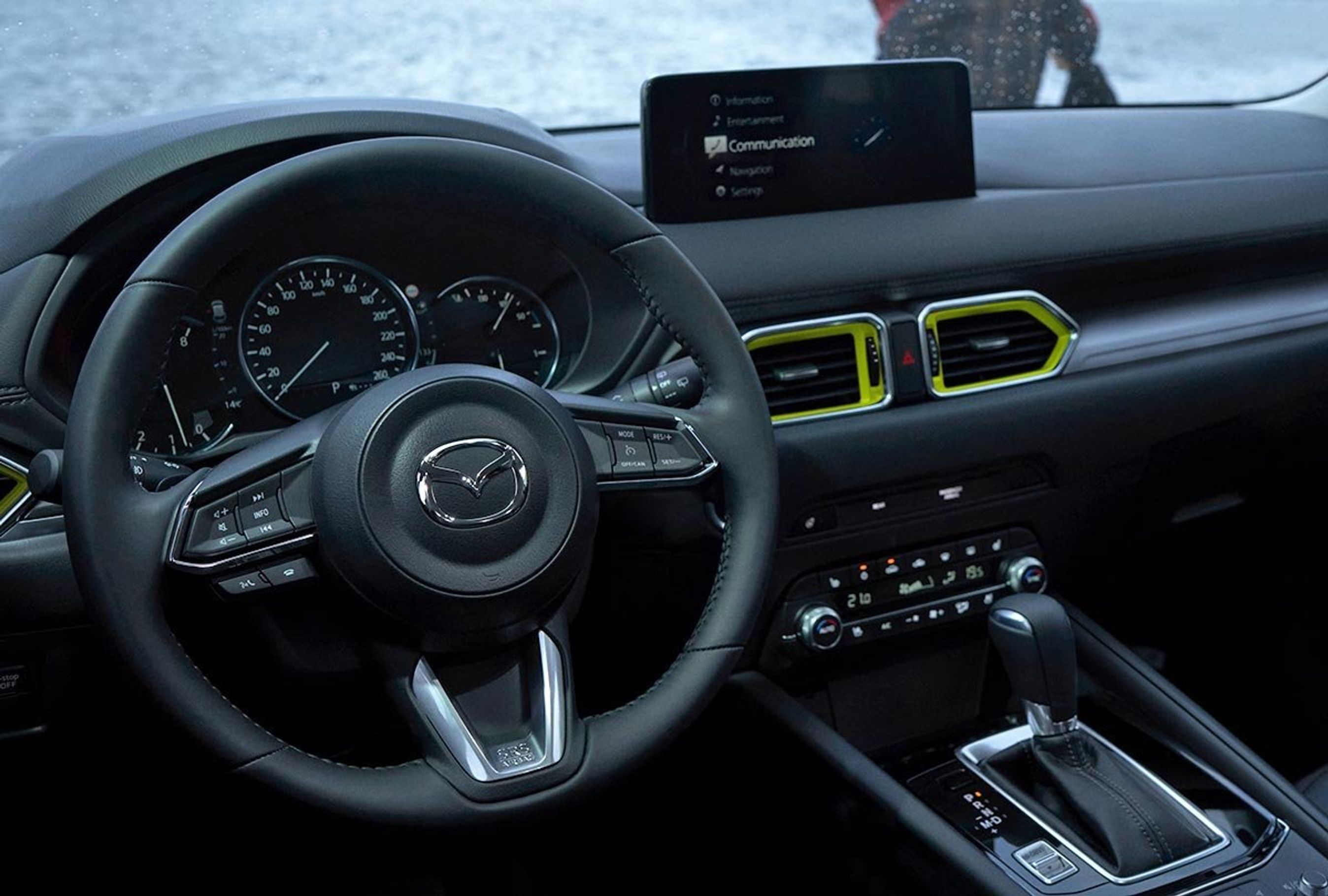 CX-5 får i 2022-udgaven trådløs telefonlader i midterkonsollen. Og sandelig om ikke CD-spilleren er forsvundet ved faceliftet.