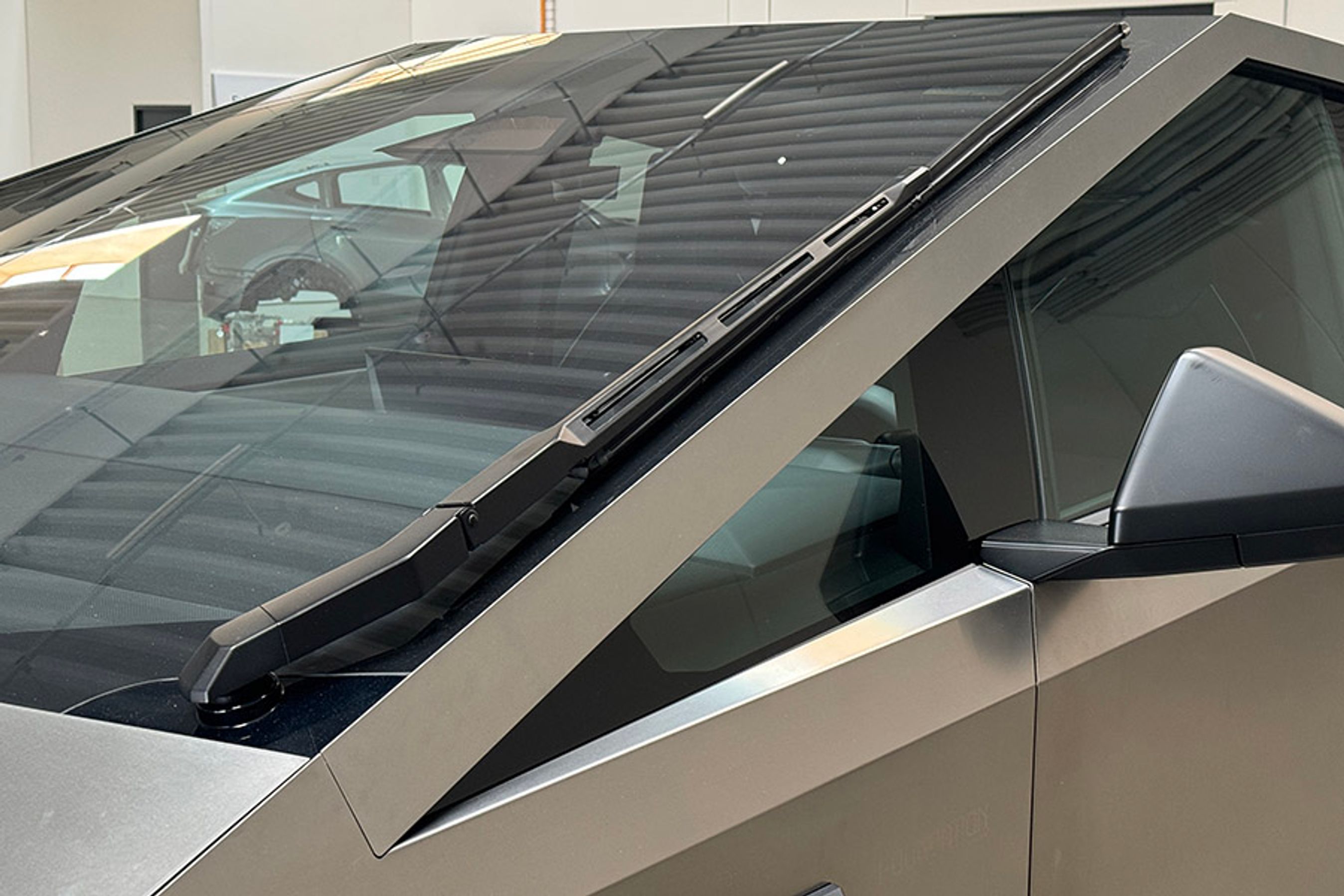 Der er kun en vinduesvisker, og den er ekstrem lang fordi foruden er enorm. Det ser lidt underligt ud, men på en så firekantet forrude vil det være svært at have flere vinduesviskere. 