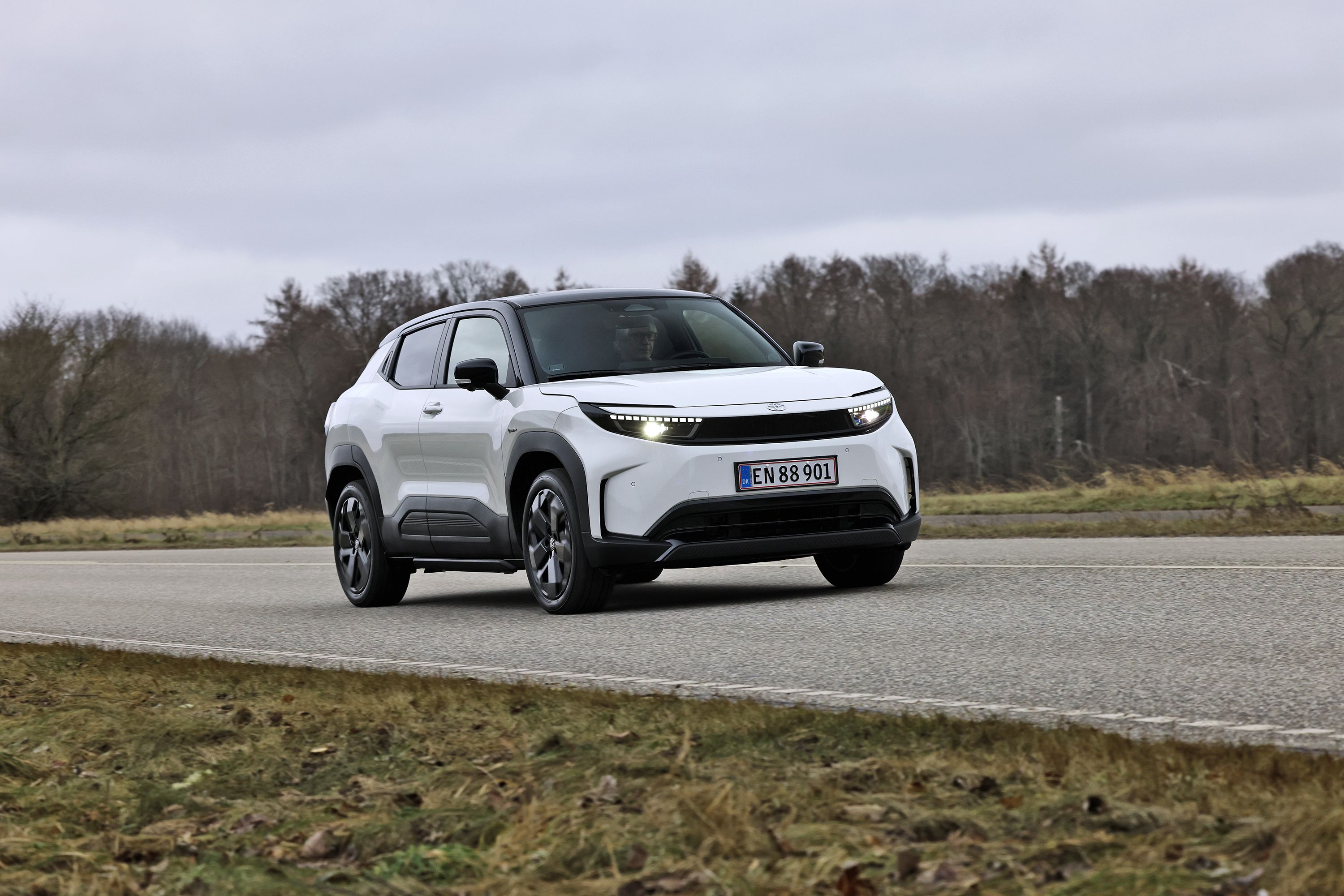 Toyota Urban Cruiser set forfra, mens den kører på landevej