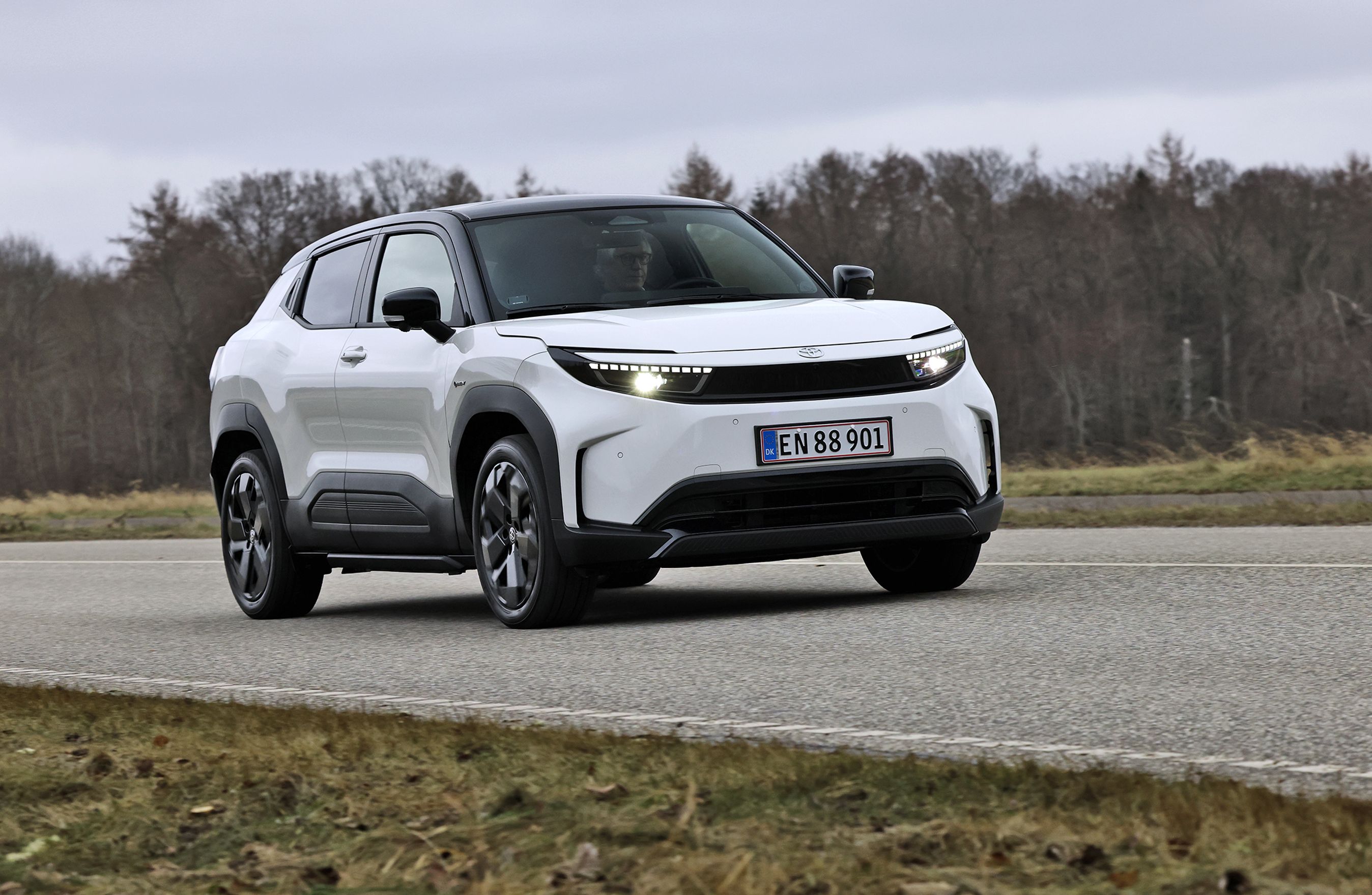 Toyota Urban Cruiser set forfra, mens den kører på landevej