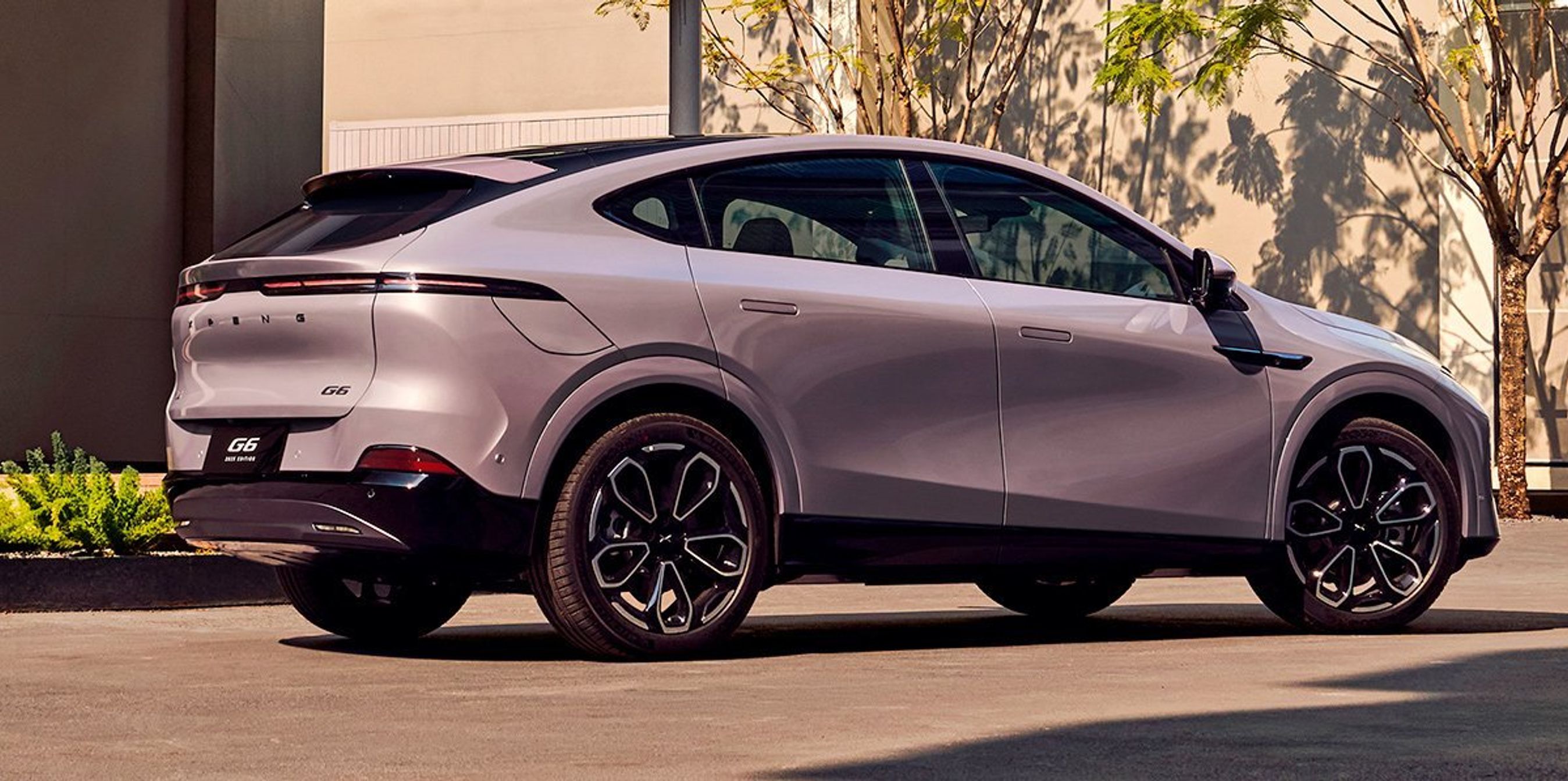 Lilla Xpeng G6 bagfra.