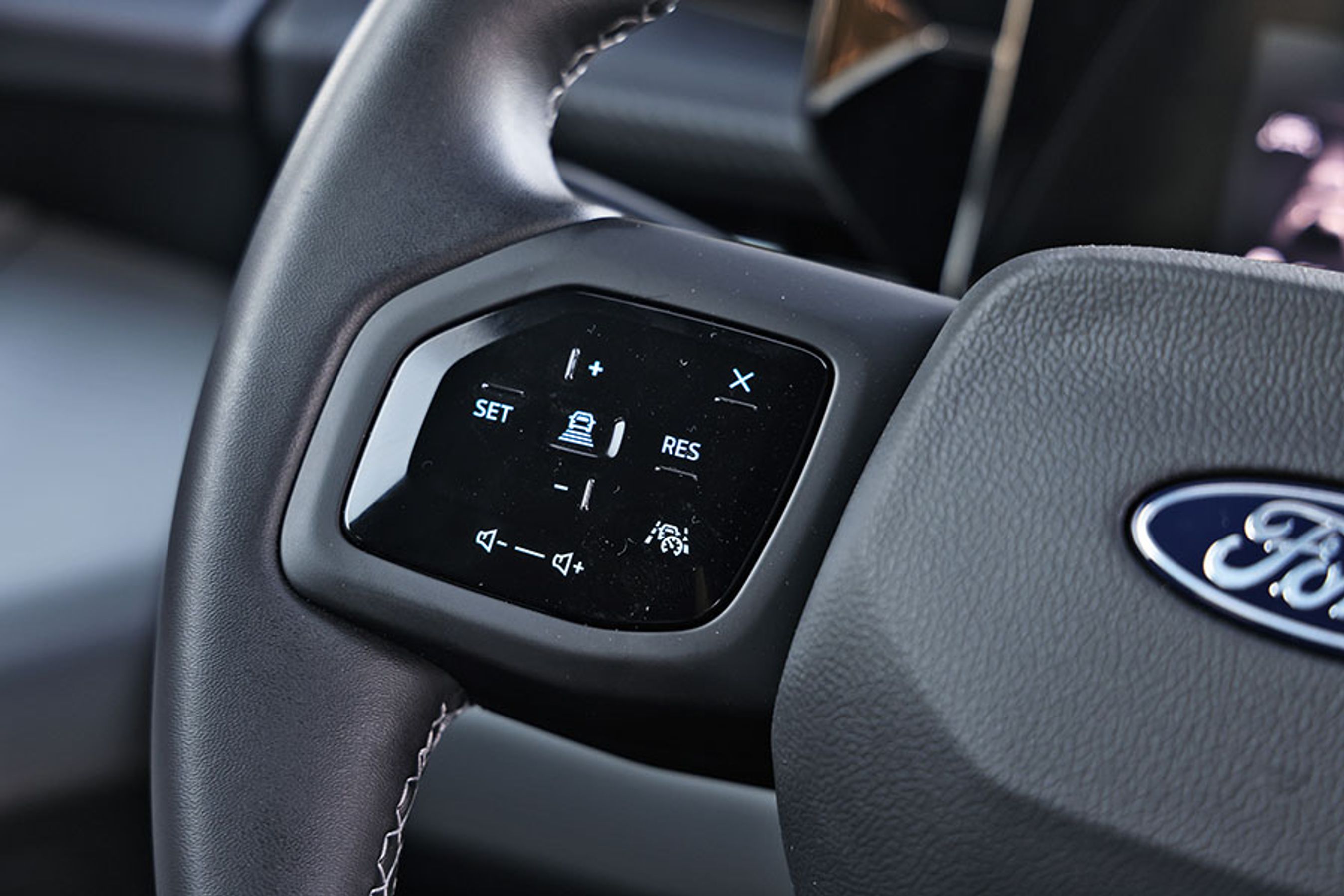 Knapperne på rattet er af den trykfølsomme type, og de kan være svære at betjene entydigt. Her havde mere traditionelle trykknapper været at foretrække.