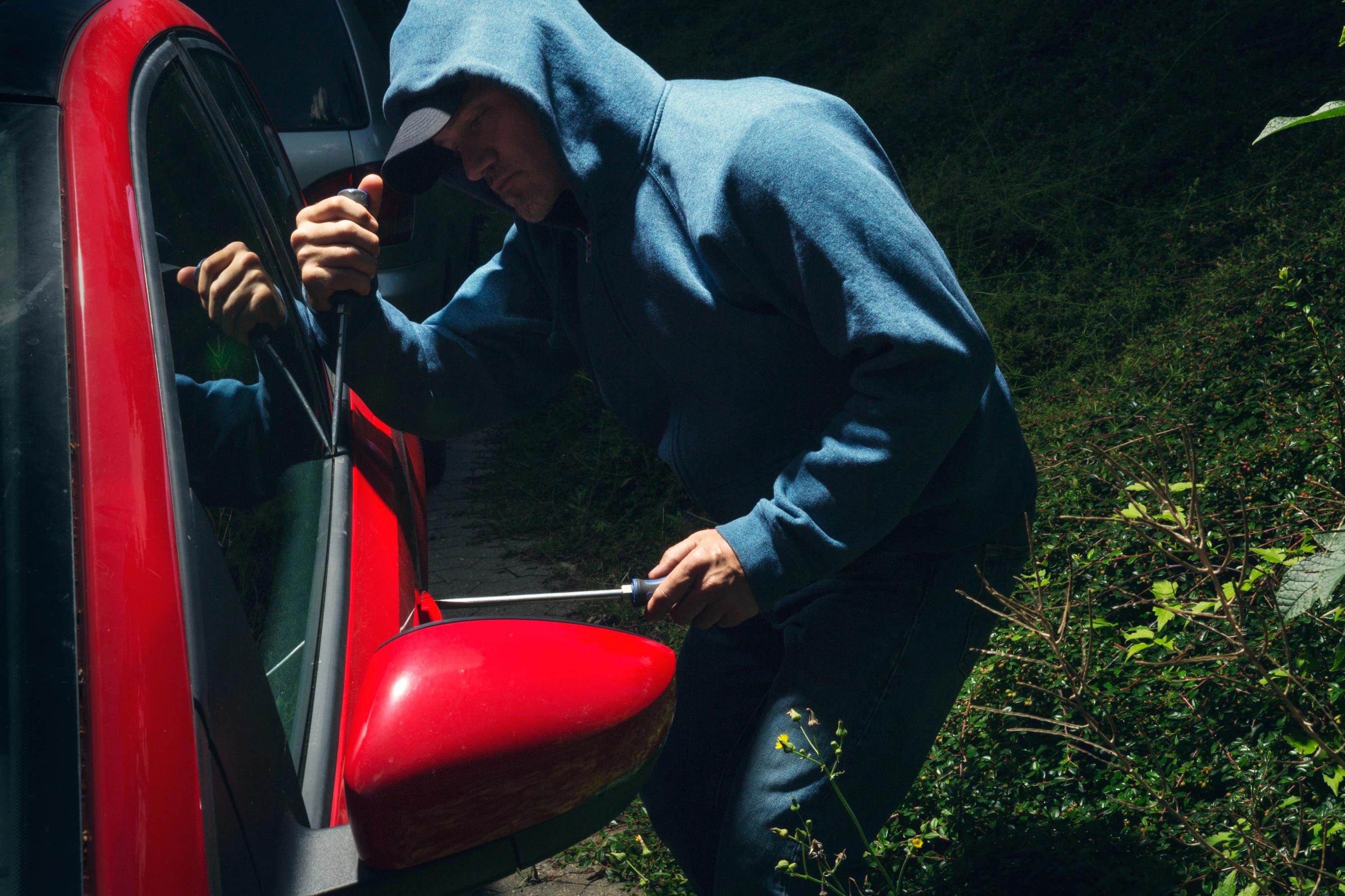 Tøm bilen for værdier, når du forlader den.