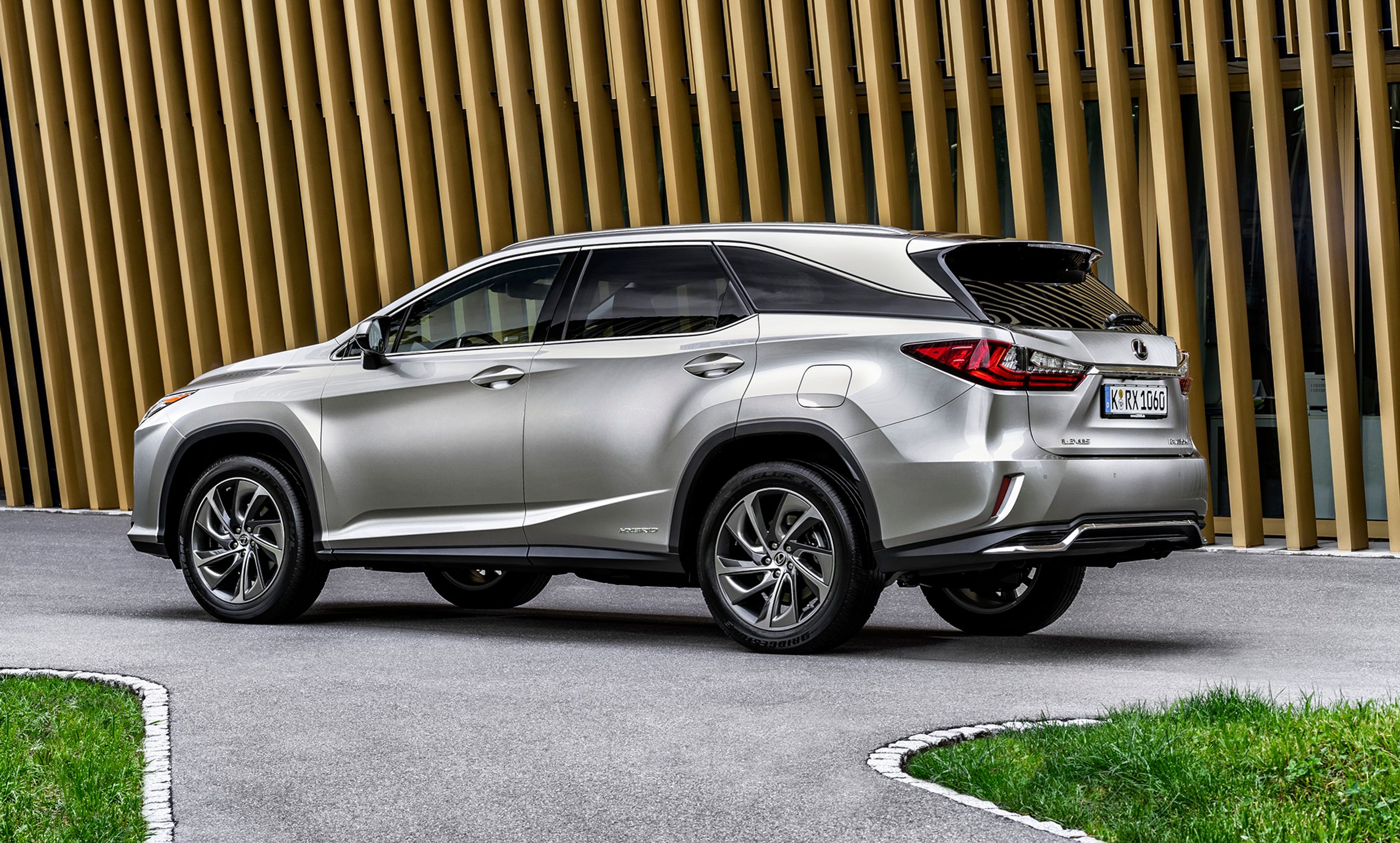 Lexus RX fås også - inkl. i Danmark - i denne forlængede udgave med seks eller syv sæder.