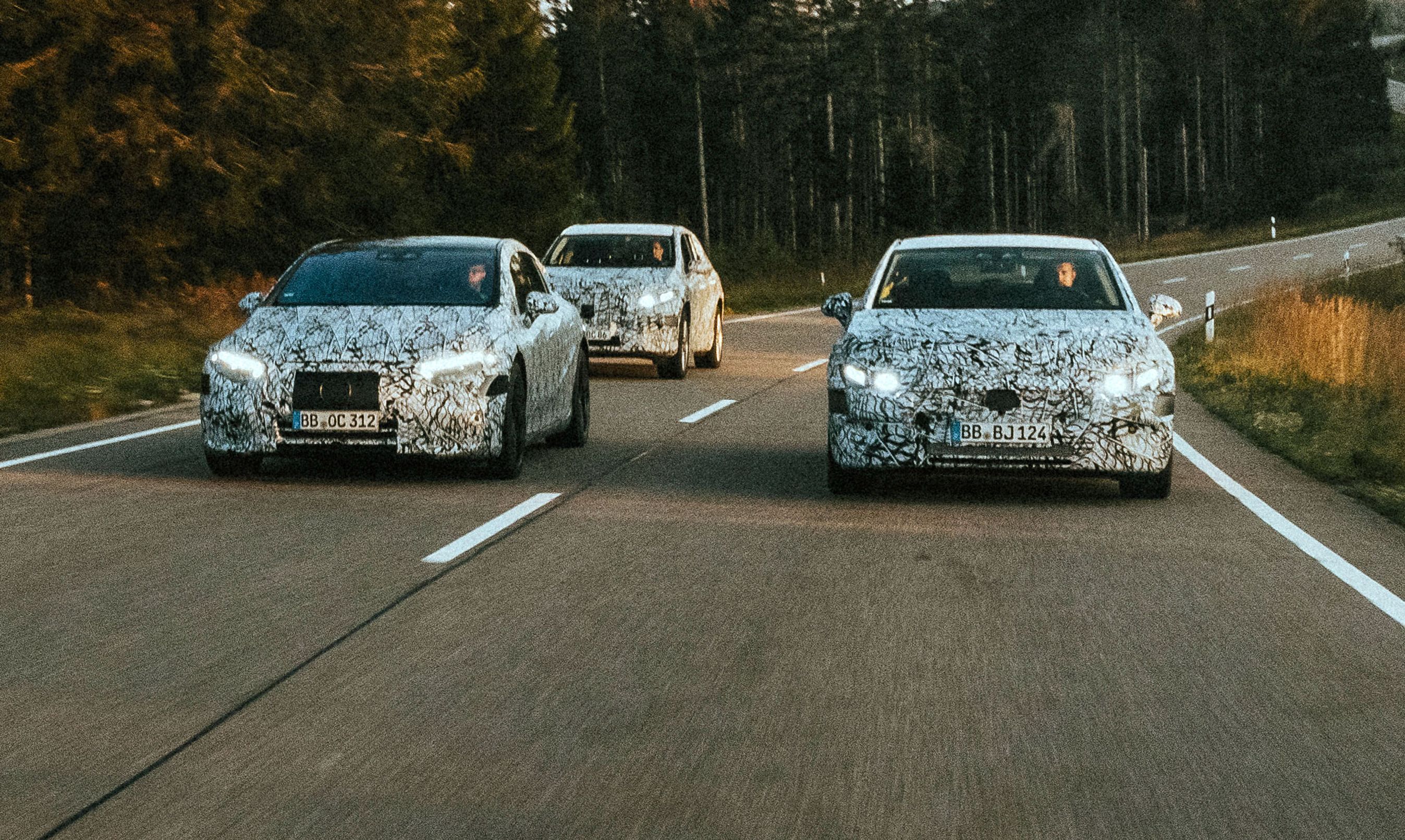 Tre af Mercedes-Benz kommende luksuselbiler: EQS, EQE SUV og EQE.