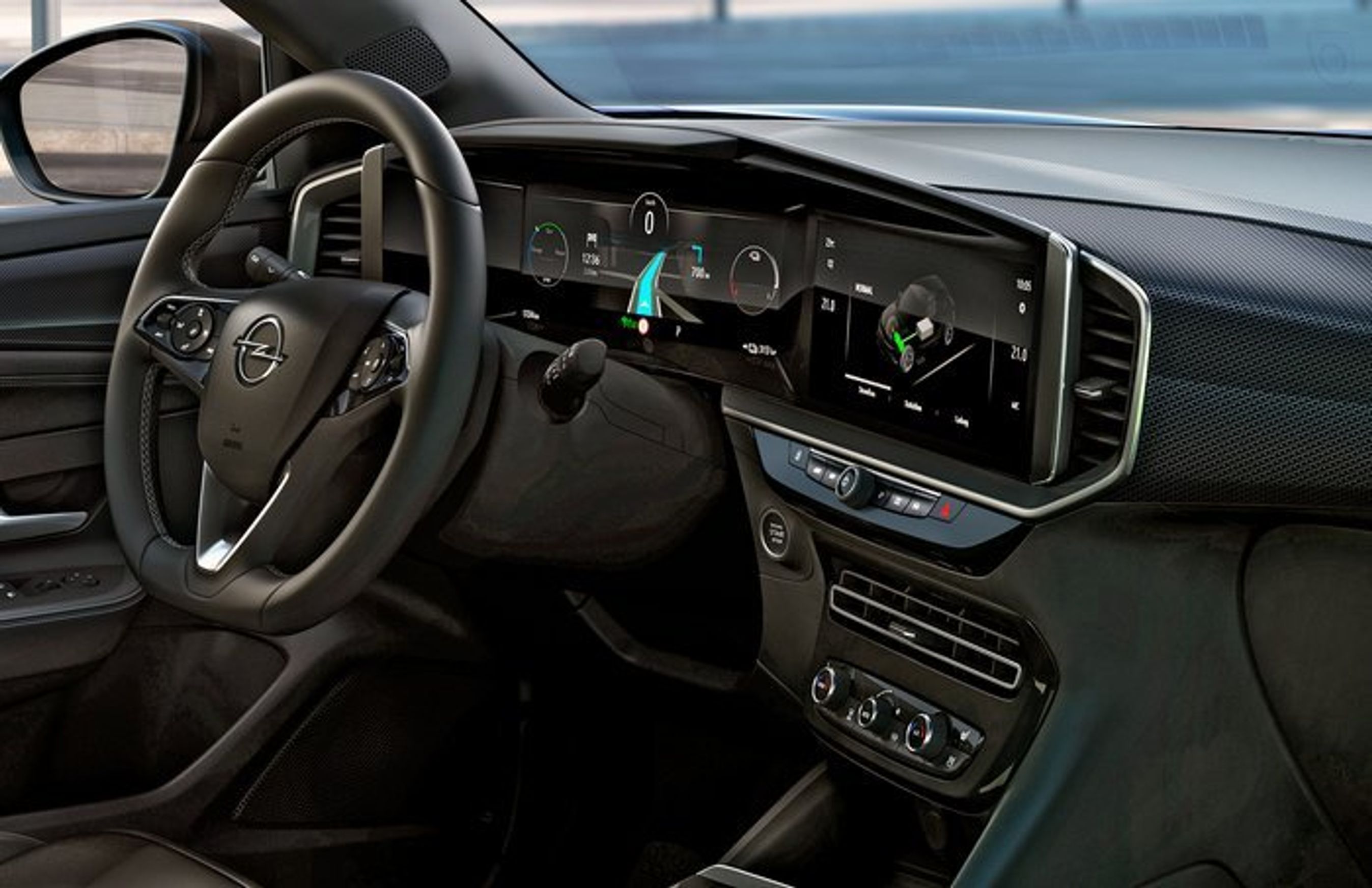 Førerpladsen virker flot med de to store skærme, der visuelt glider over i hinanden. Hvor meget af det, der er standard, vides ikke.