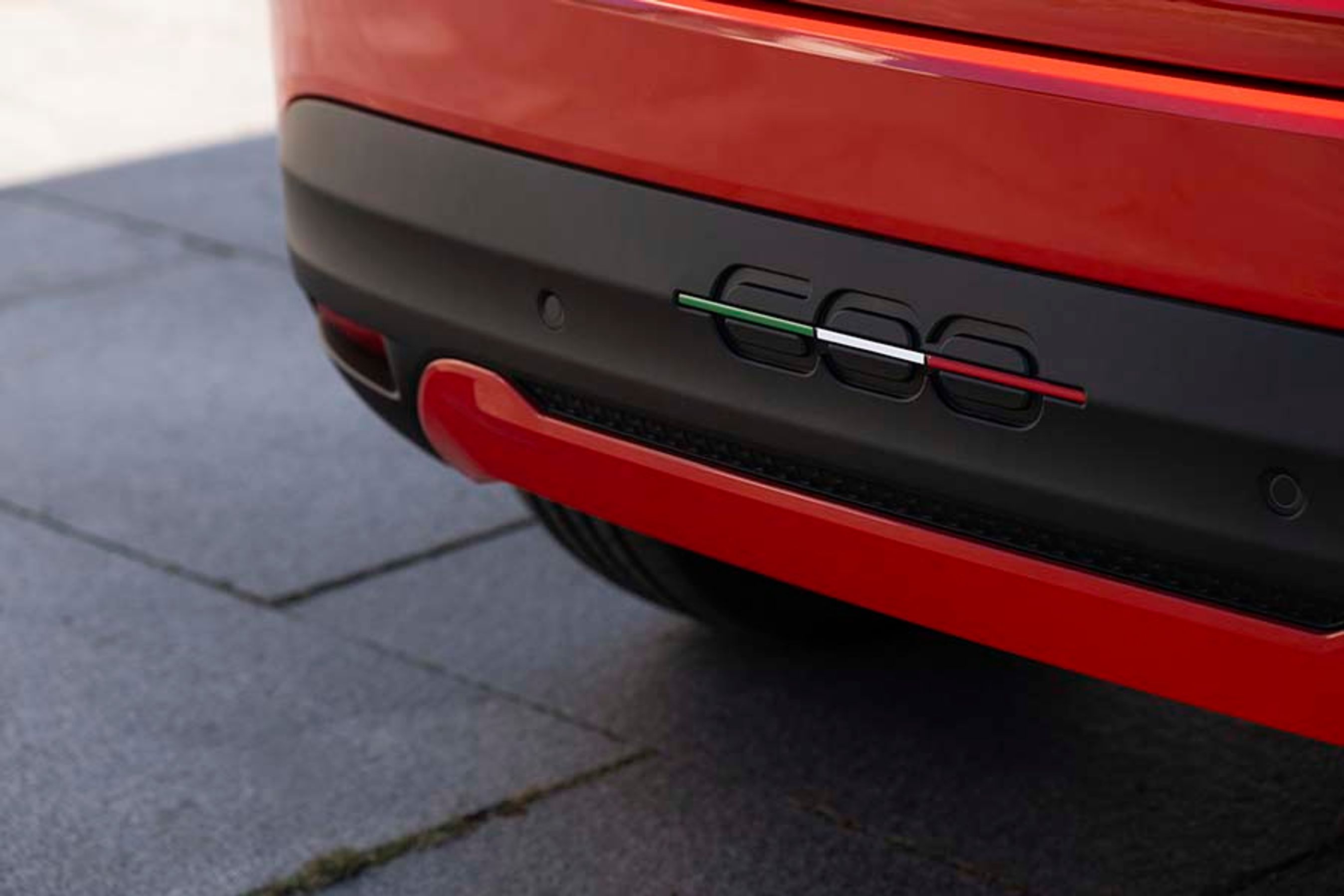 Der er mange designelementer overalt på bilen, der minder om, at bilen er designet i Italien med ’la dolce vita’ som inspirationskilde. Men Fiat 600e bygges i Polen.