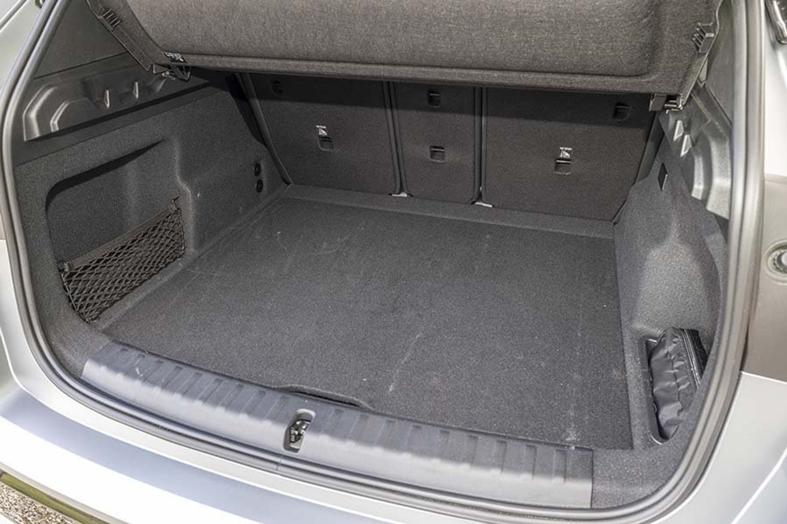 Bagagerummet er regulært, og der er 490 liter at boltre sig på