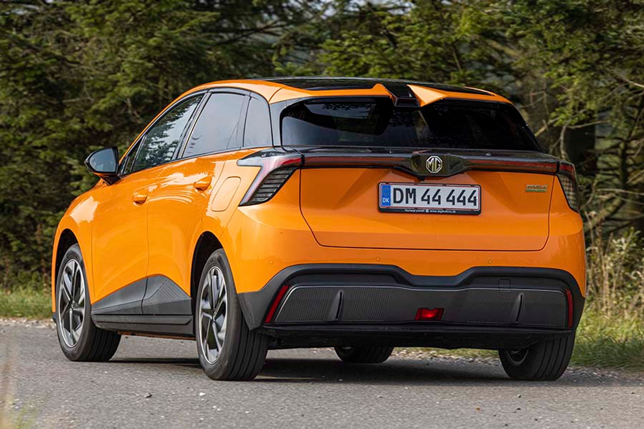 Det er en karakteristisk bagende, man kan studere, hvis man kører bag den nye MG 4. Den store spoiler over bagruden er todelt, og baglygterne er vokset sammen i én stor enhed under bagruden.