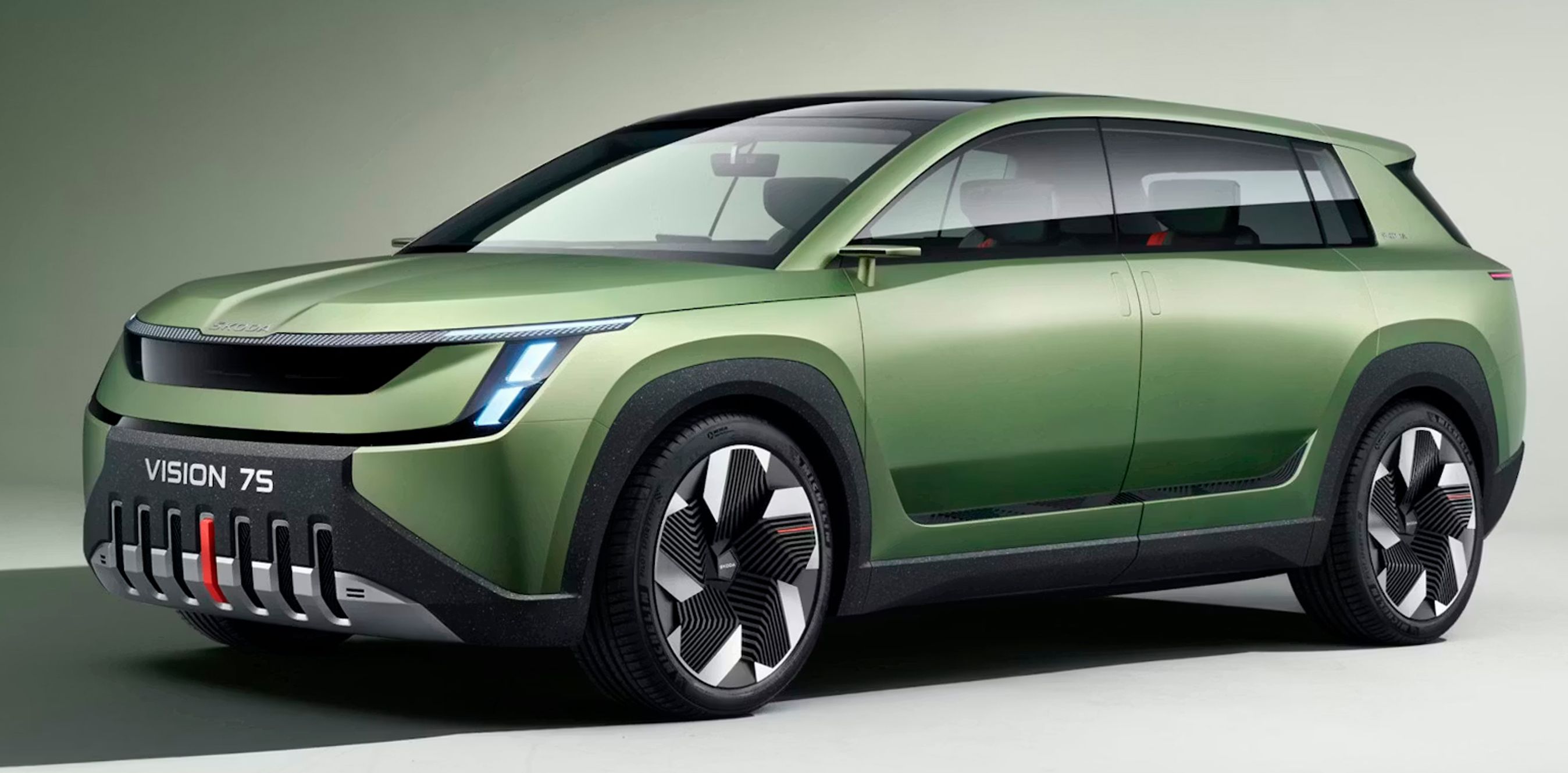 Konceptbilen Skoda Vision 7S i grøn skråt forfra.