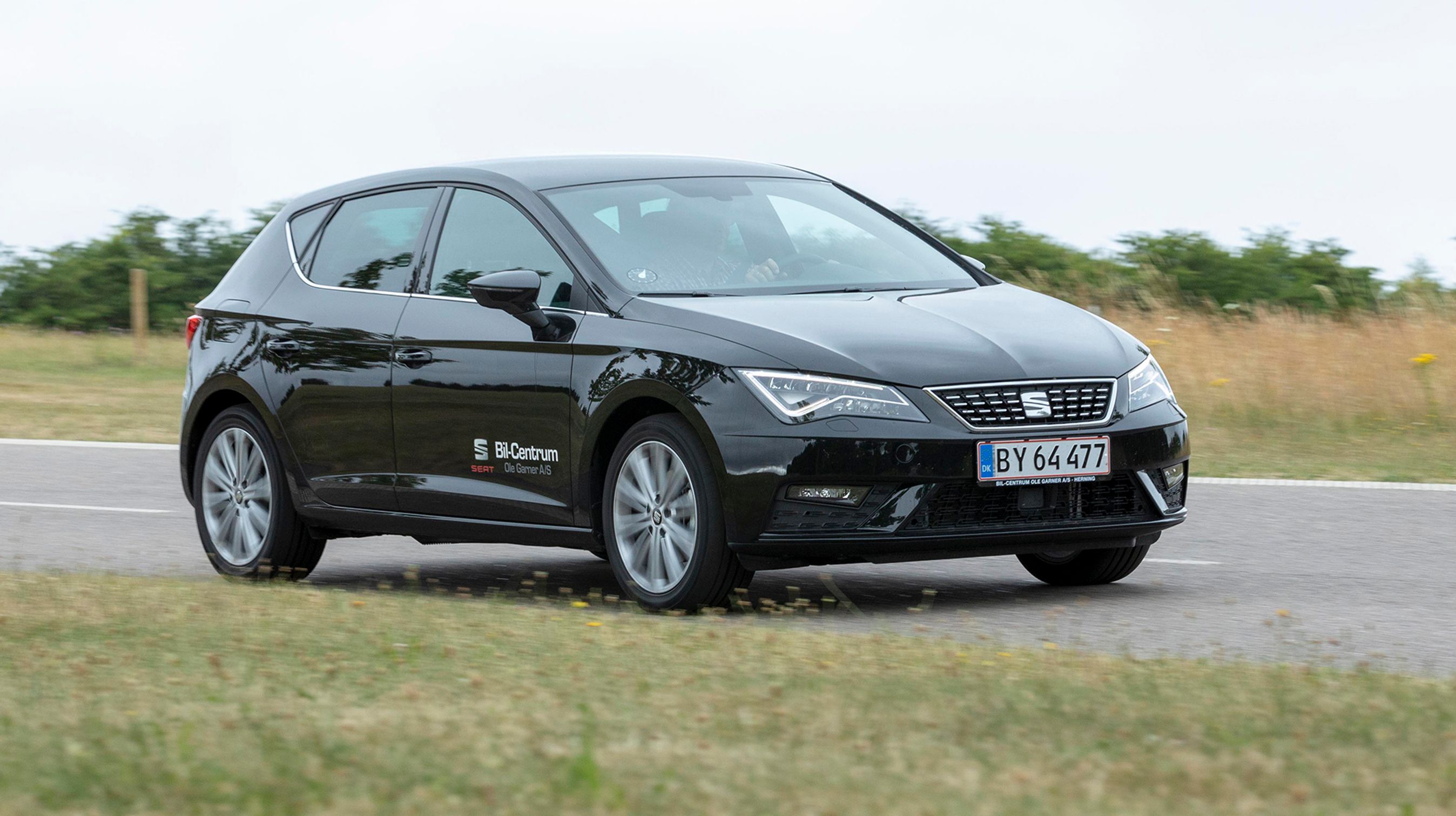 Udgangspunktet er VW Golf, men Seat har formået at bygge tydelige spanske former ind i Leon, så resultatet distancerer sig fra Golfen.