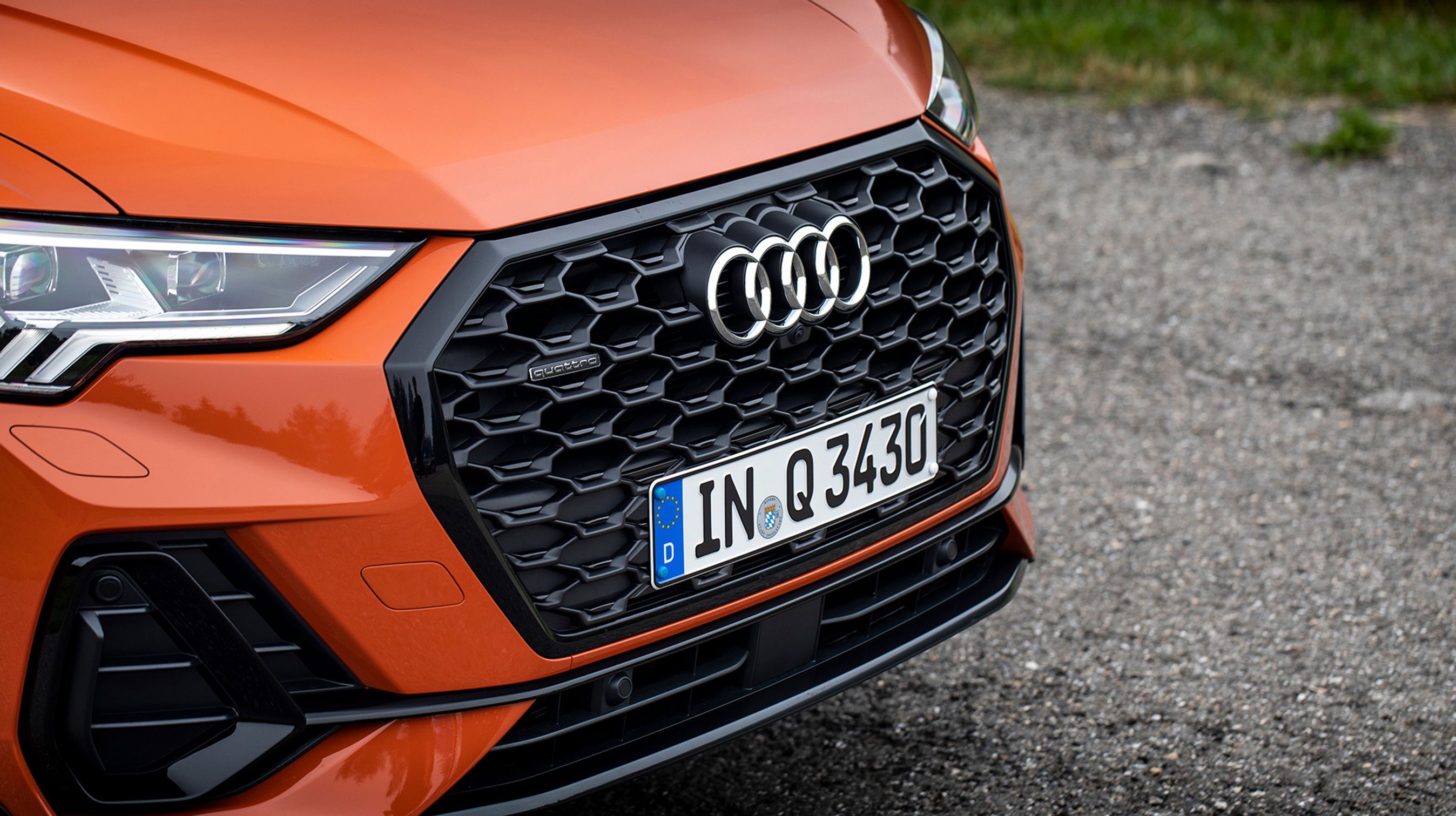 Selve kølergrillen har samme form som Q3, men Sportback-udgaven har et mere kubeformet design, hvor den almindelige Q3 har en kølergril med vand- og lodrette linjer. 