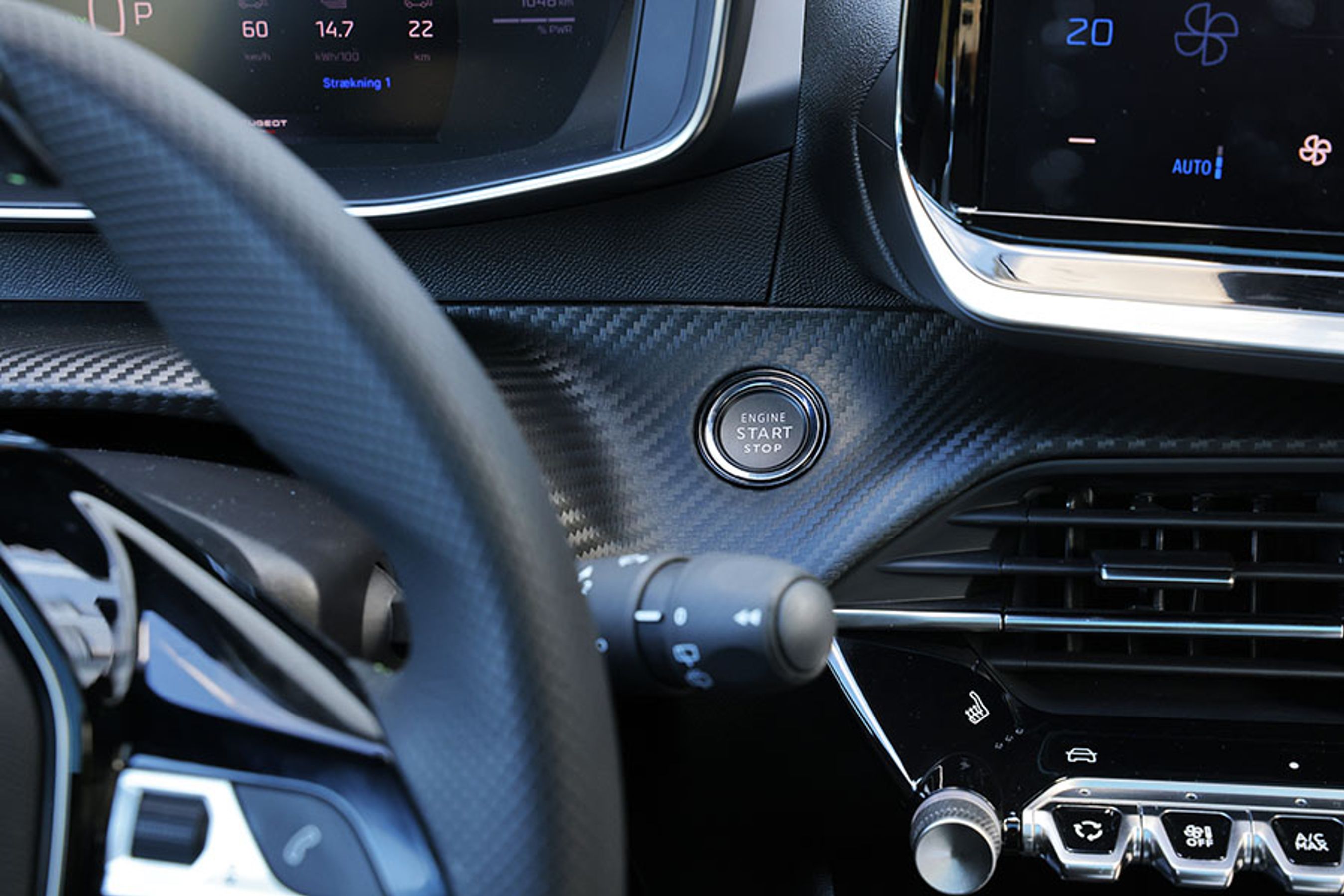 Selvom der er nøglefri betjening, skal alle ture stadig startes og afsluttes ved et tryk på start/stop-knappen. Den er placeret bag rattet og kan ikke ses fra førerpladsen.