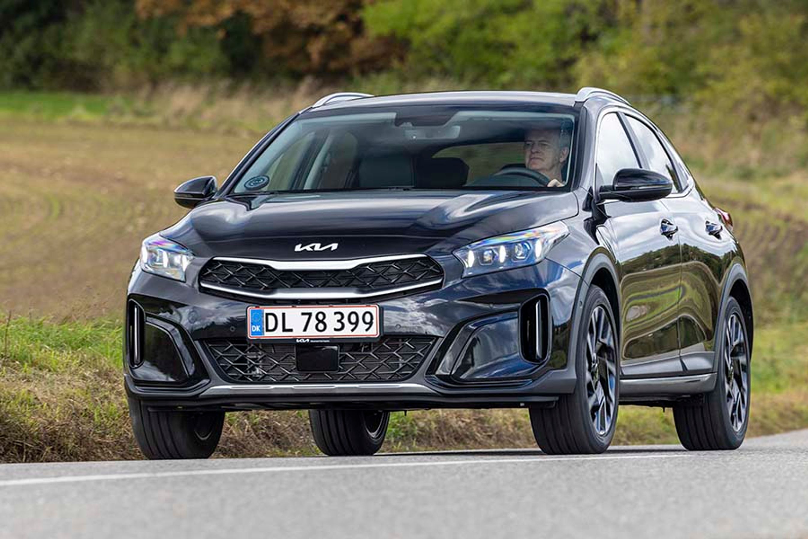Kia Xceed har fået et mindre facelift med nye lygter for og bag samt naturligvis de nye Kia-logoer. Sammen med en let ændret front giver det bilen et moderne look. Men bag det hele, finder man den samme teknik som i forgængeren.