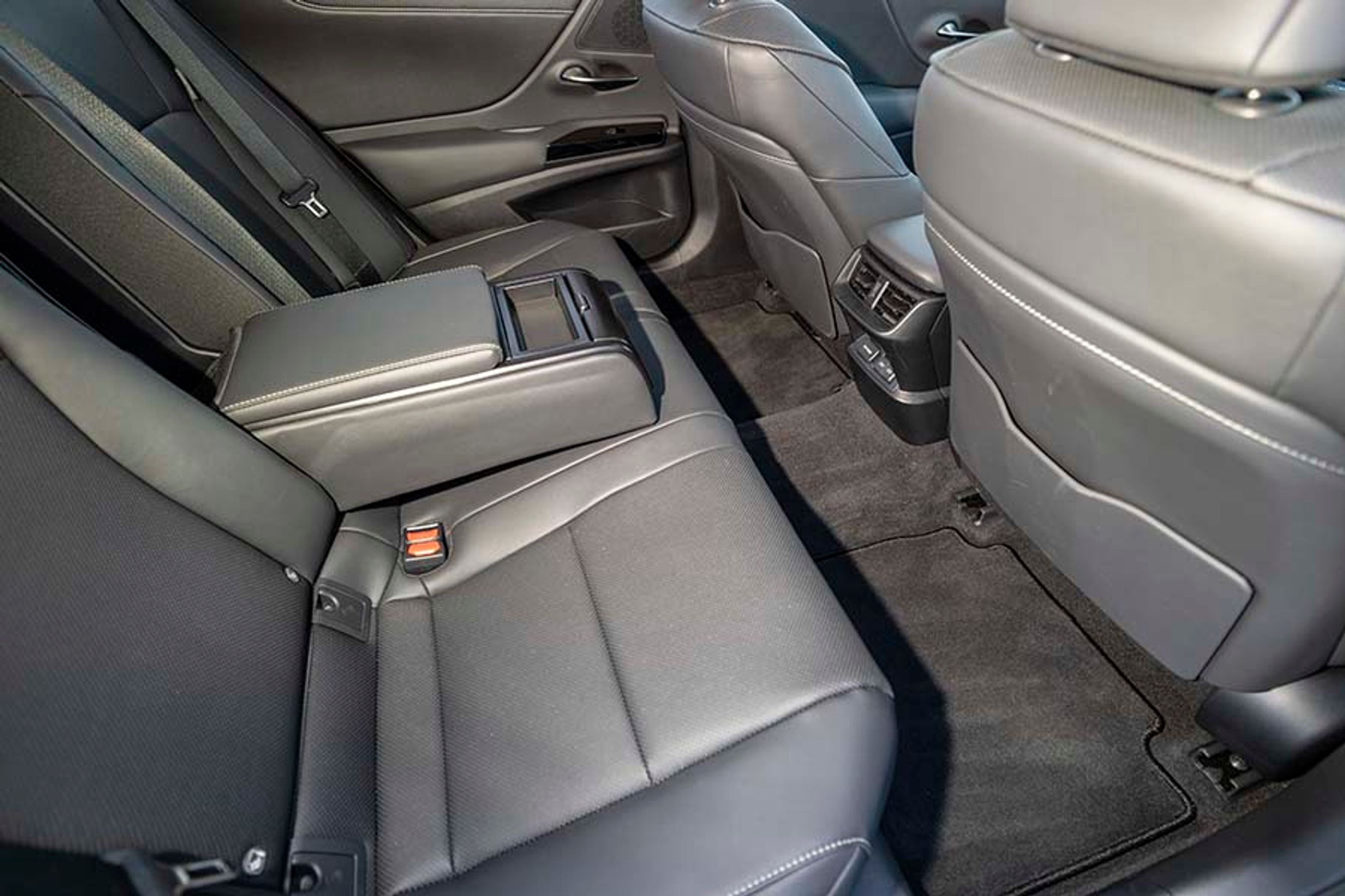 Bagsædet byder på to komfortable pladser samt en tredje ”nødplads” i midten. Der er friskluftdyser og et lækkert midterarmlæn.