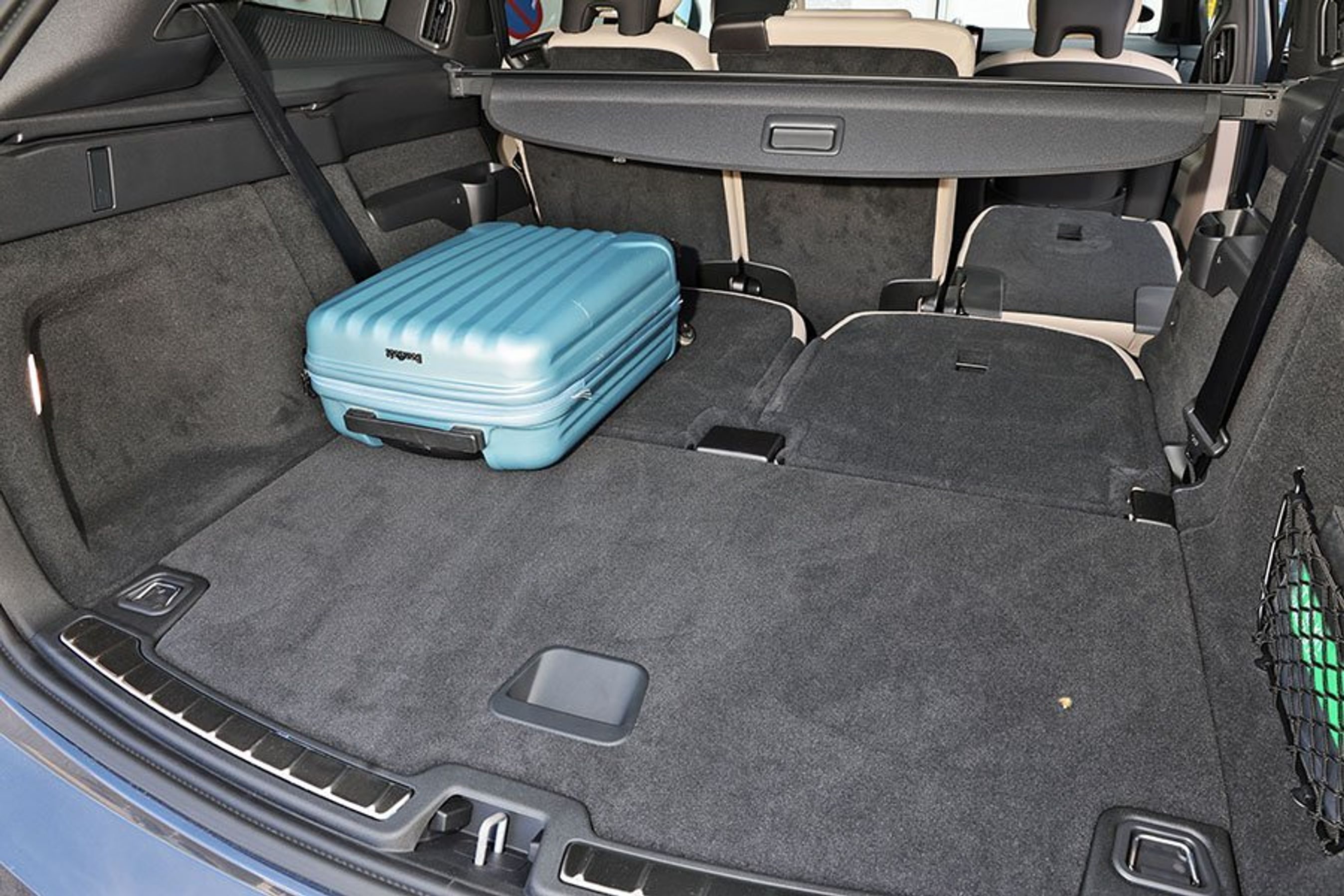 Bagagerum med blå kuffert i en Volvo EX90