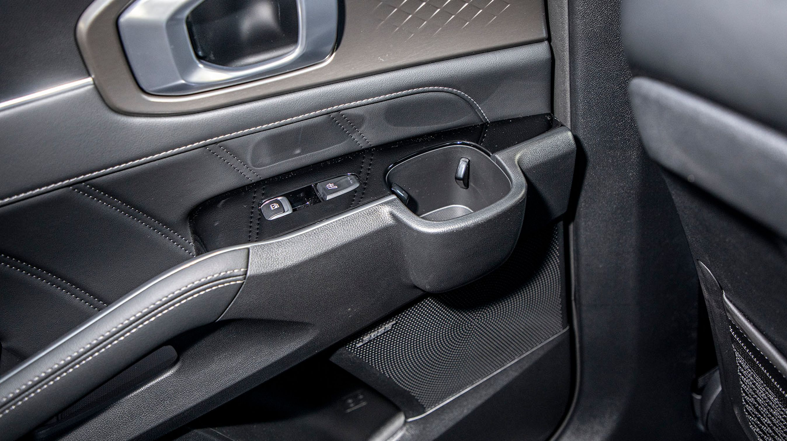 Der er enorme kopholdere i bagdørene, og det er også her, man bl.a. styrer varmen i bagsædet.