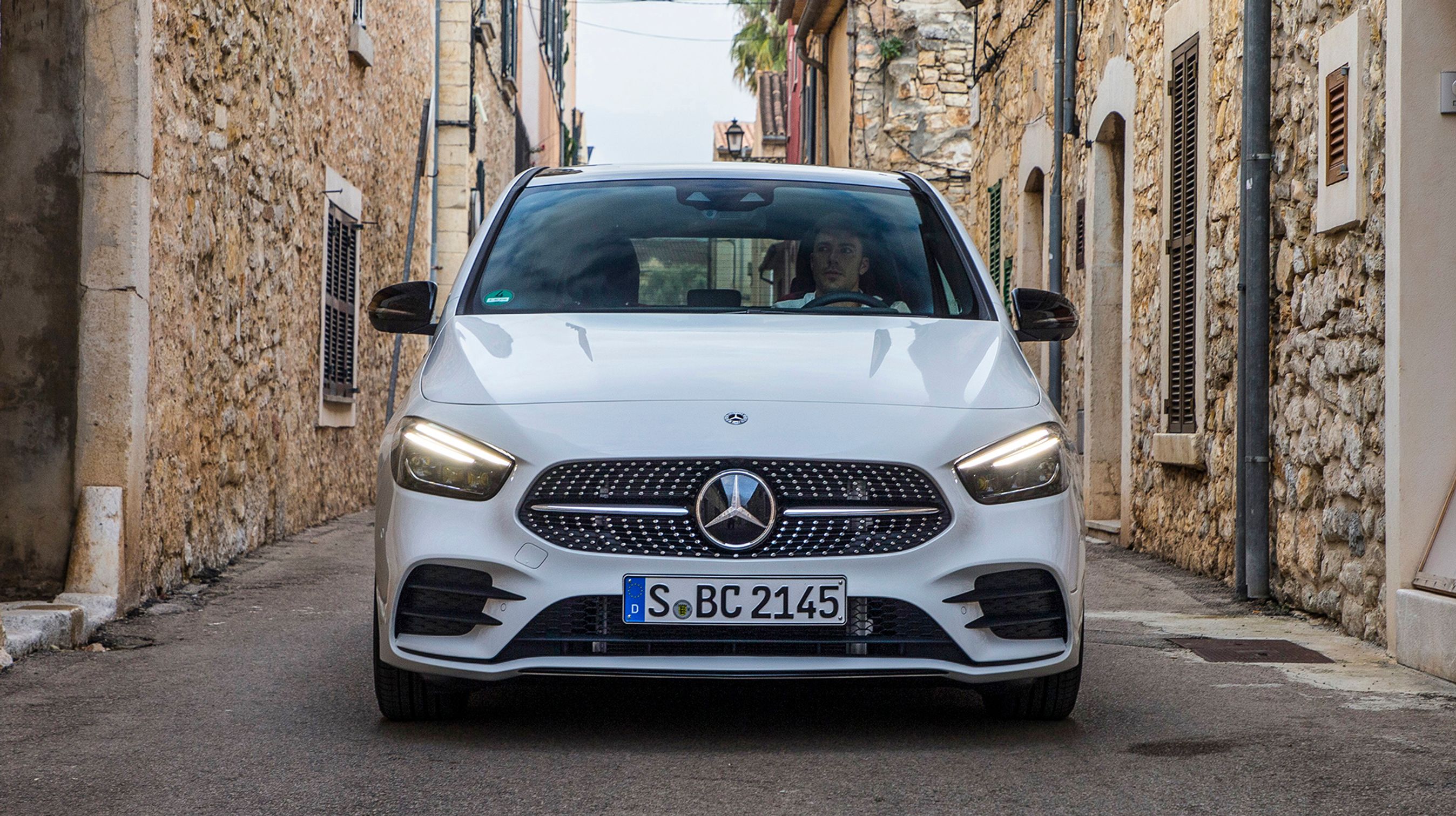 Alle udgaver af B-klassen har LED-forlygter som standard. Disse matrix-lygter er dog ekstraudstyr. De skærmer selv af for modkørende, så man altid kan køre med langt lys på uden at blænde.