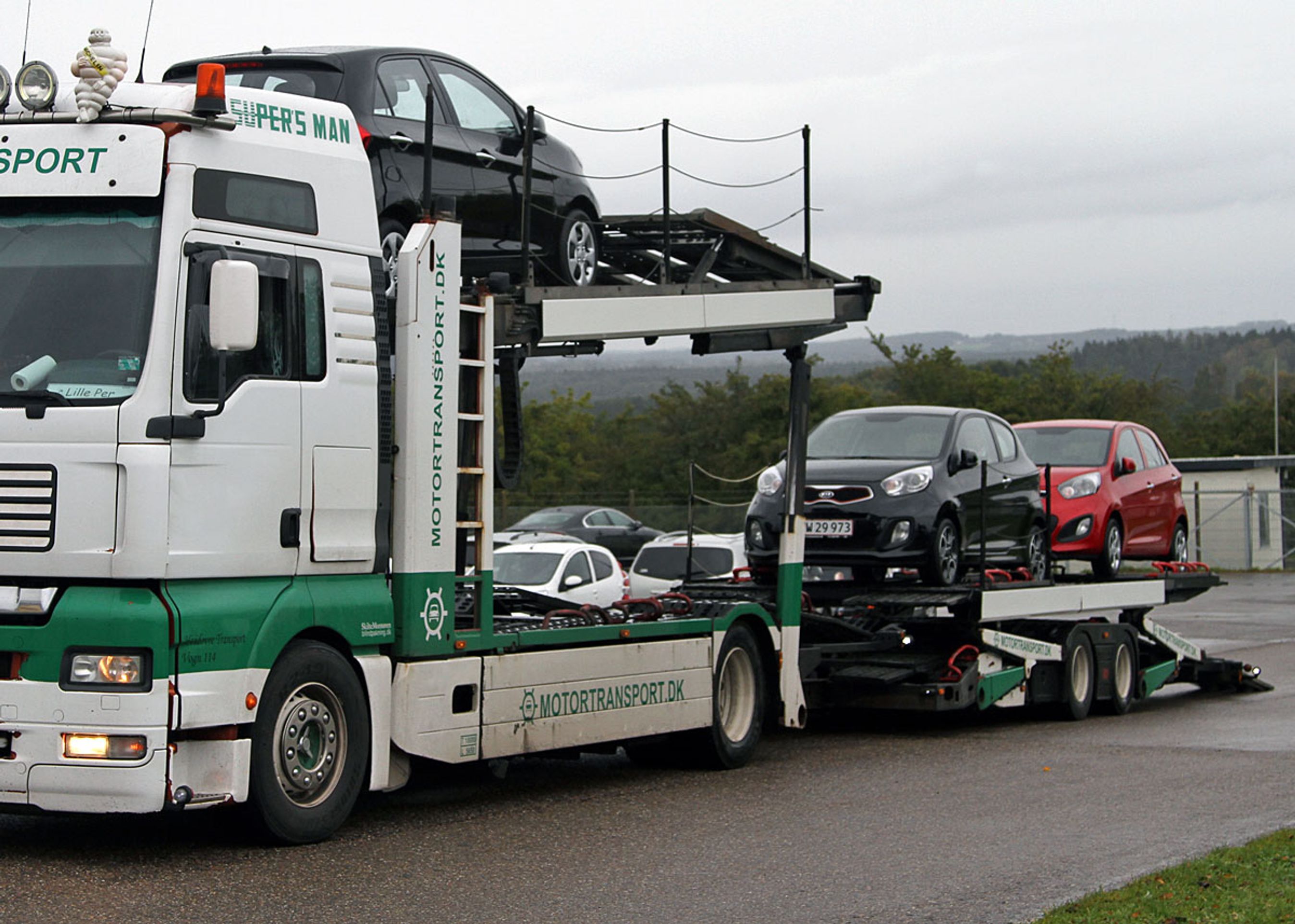 Testbilerne myldrede til FDM Jyllandsringen mandag formiddag. Her er det Kia Picanto, der triller af autotransporteren. Den lille Picanto er blandt favoritterne til at komme i den fem bilers store finalegruppe.