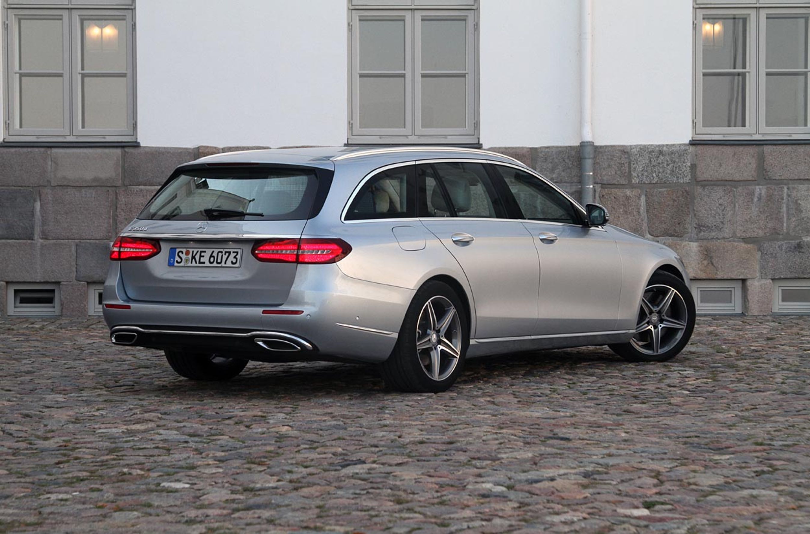 Mercedes-Benz E stationcar.