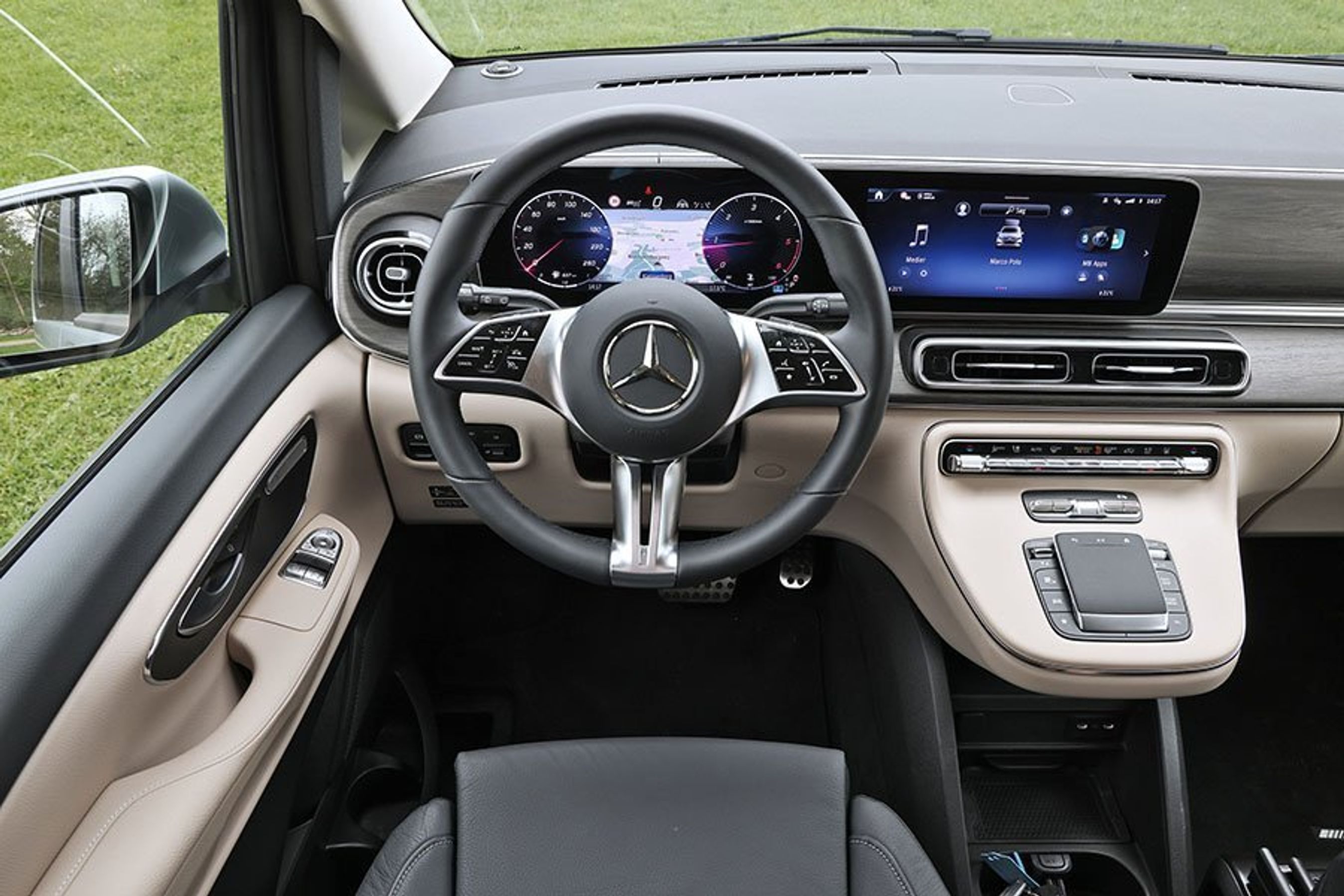 Førerpladsen i en Mercedes Marco Polo