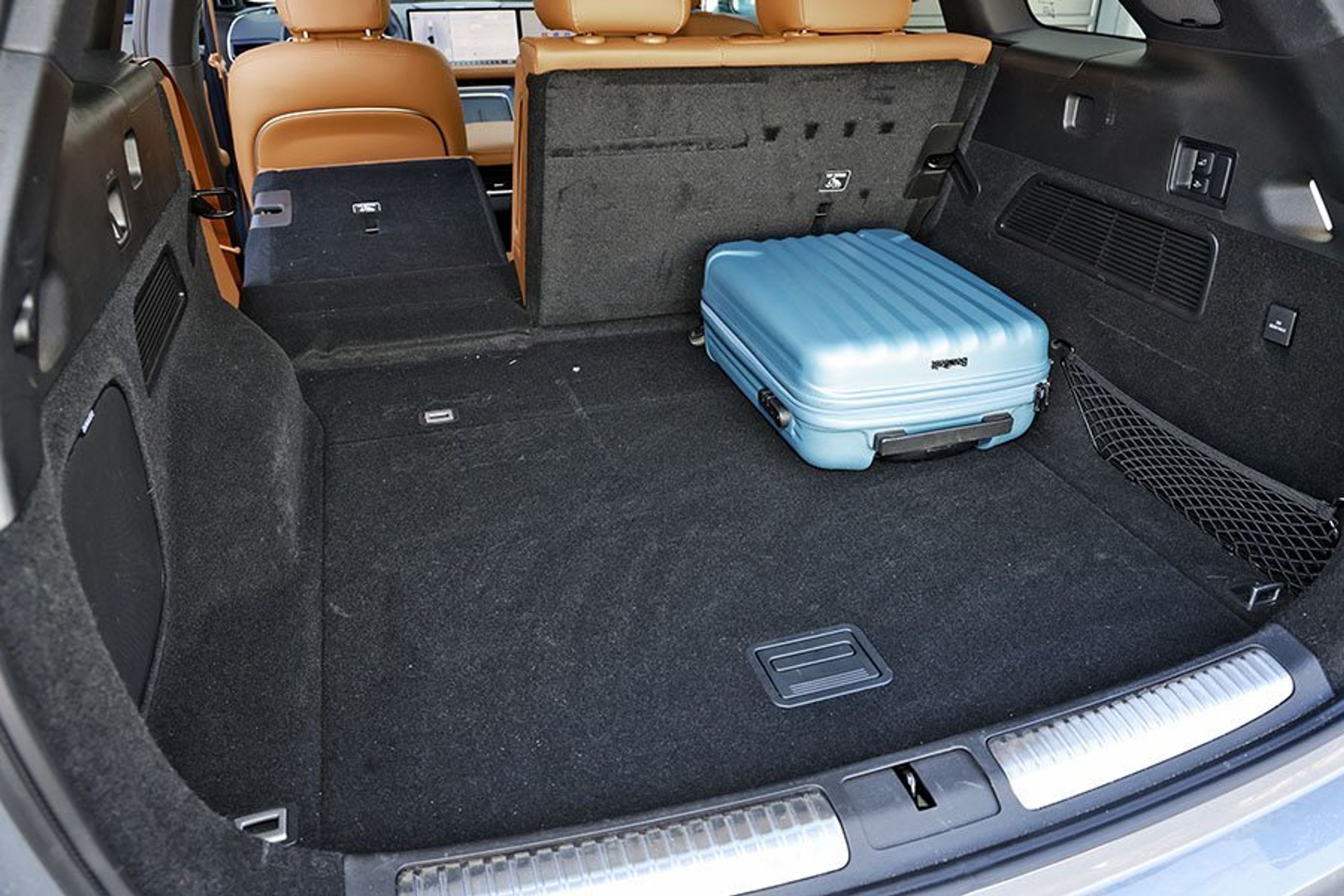 Bagagerum med blå kuffert i en Xpeng G9